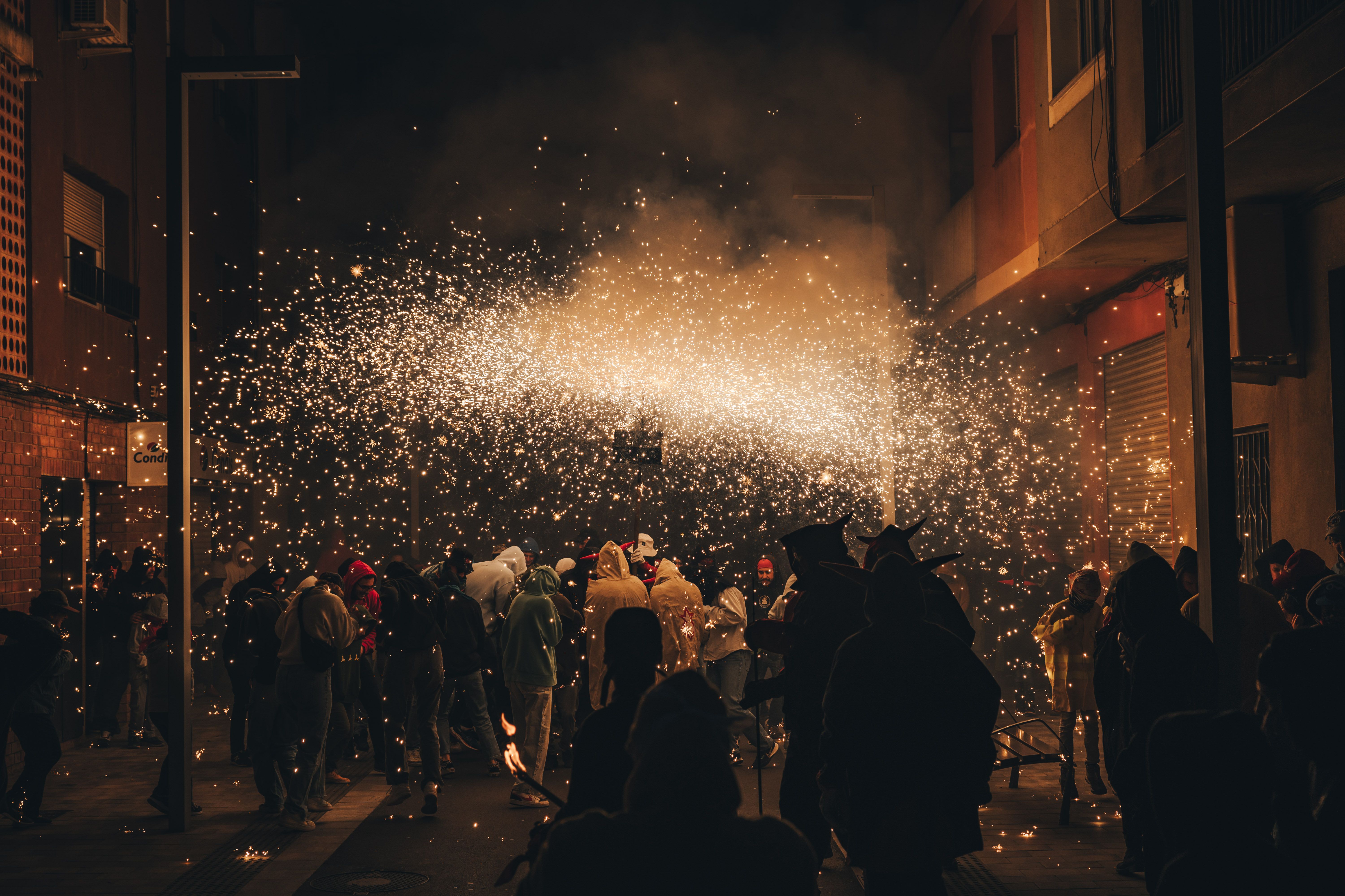 Foc i espurnes omplen la nit del correfoc. FOTO: Arnau Padilla.