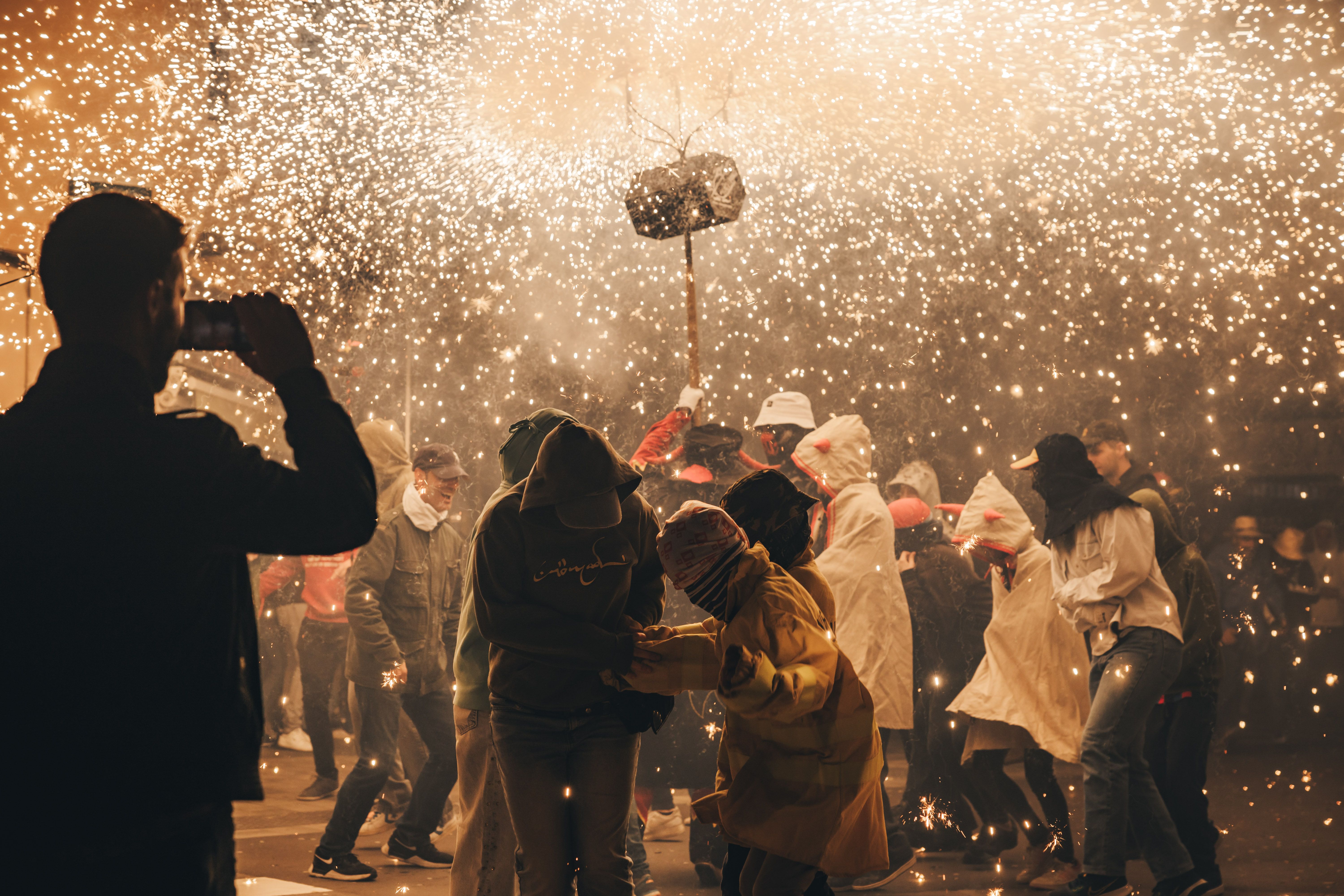 Foc i espurnes omplen la nit del correfoc. FOTO: Arnau Padilla.