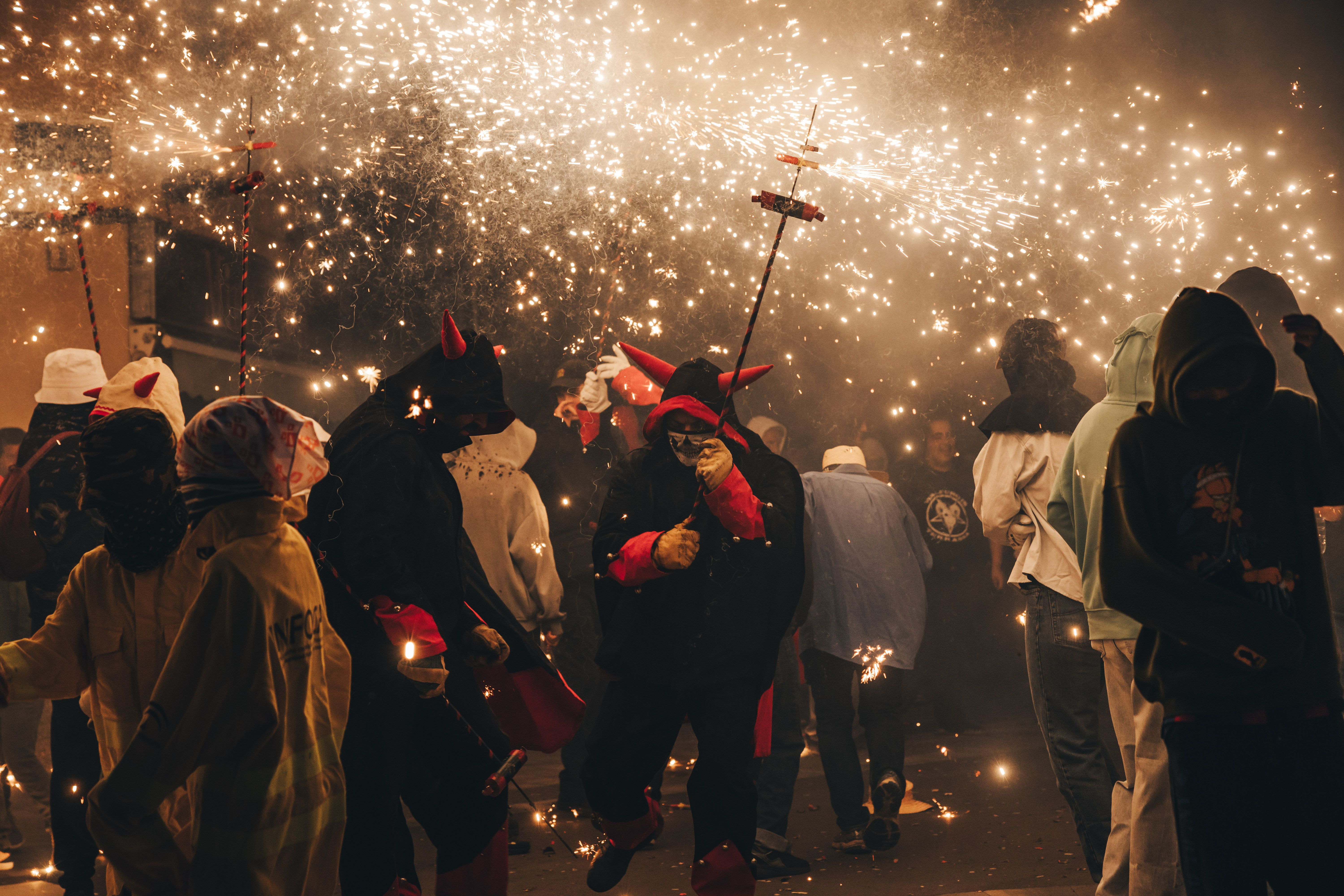 Foc i espurnes omplen la nit del correfoc. FOTO: Arnau Padilla.