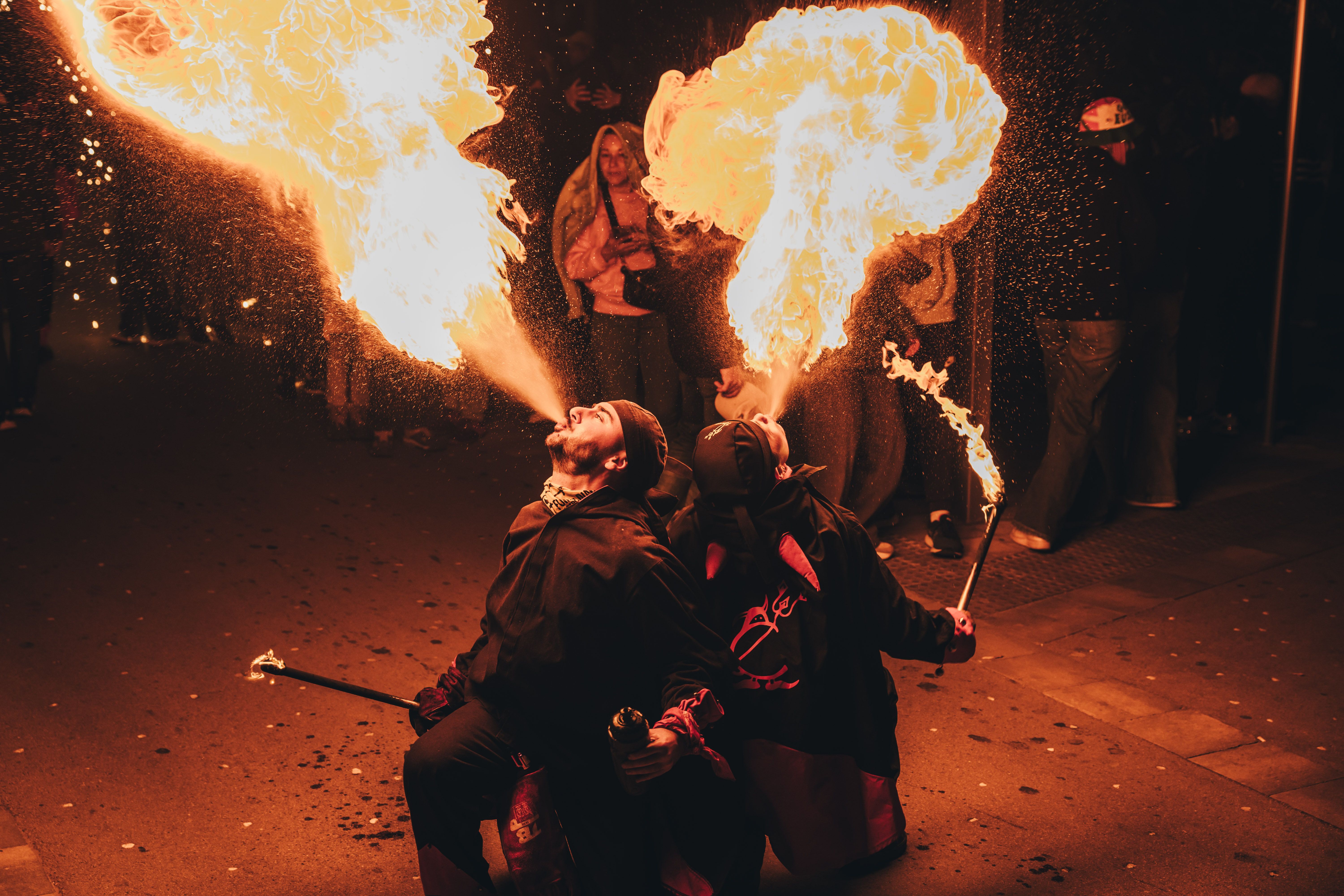 Foc i espurnes omplen la nit del correfoc. FOTO: Arnau Padilla.