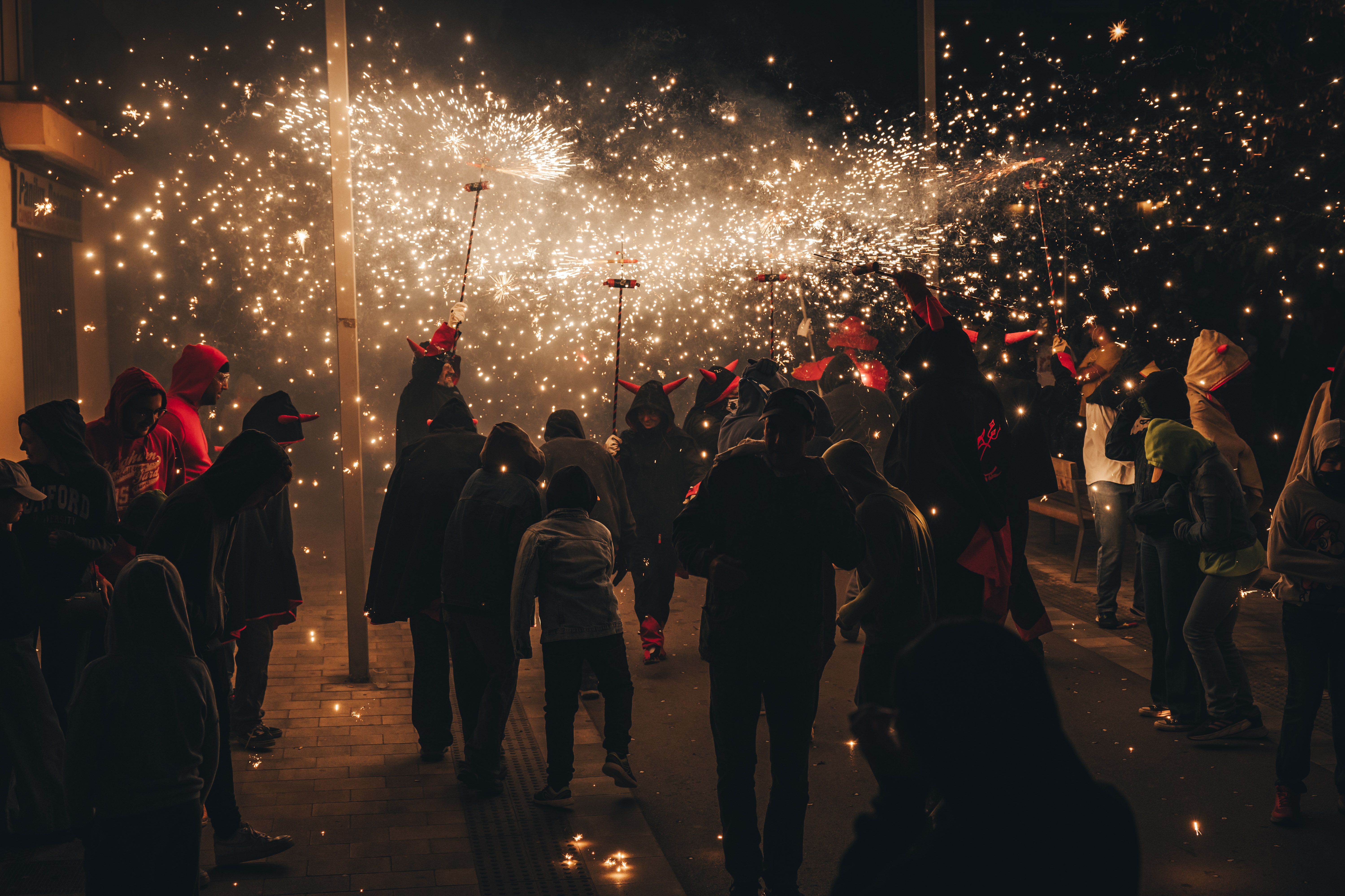 Foc i espurnes omplen la nit del correfoc. FOTO: Arnau Padilla.