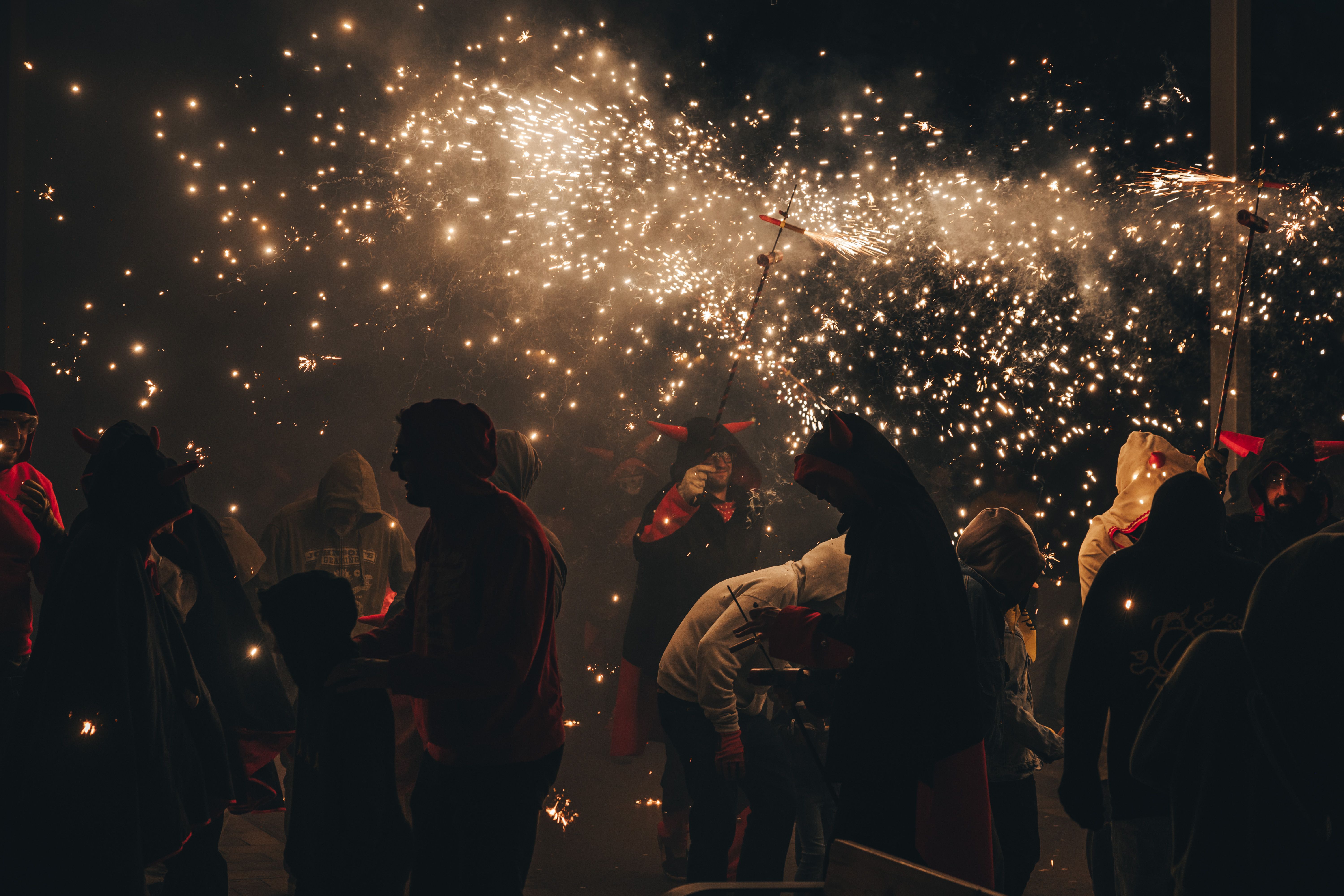 Foc i espurnes omplen la nit del correfoc. FOTO: Arnau Padilla.
