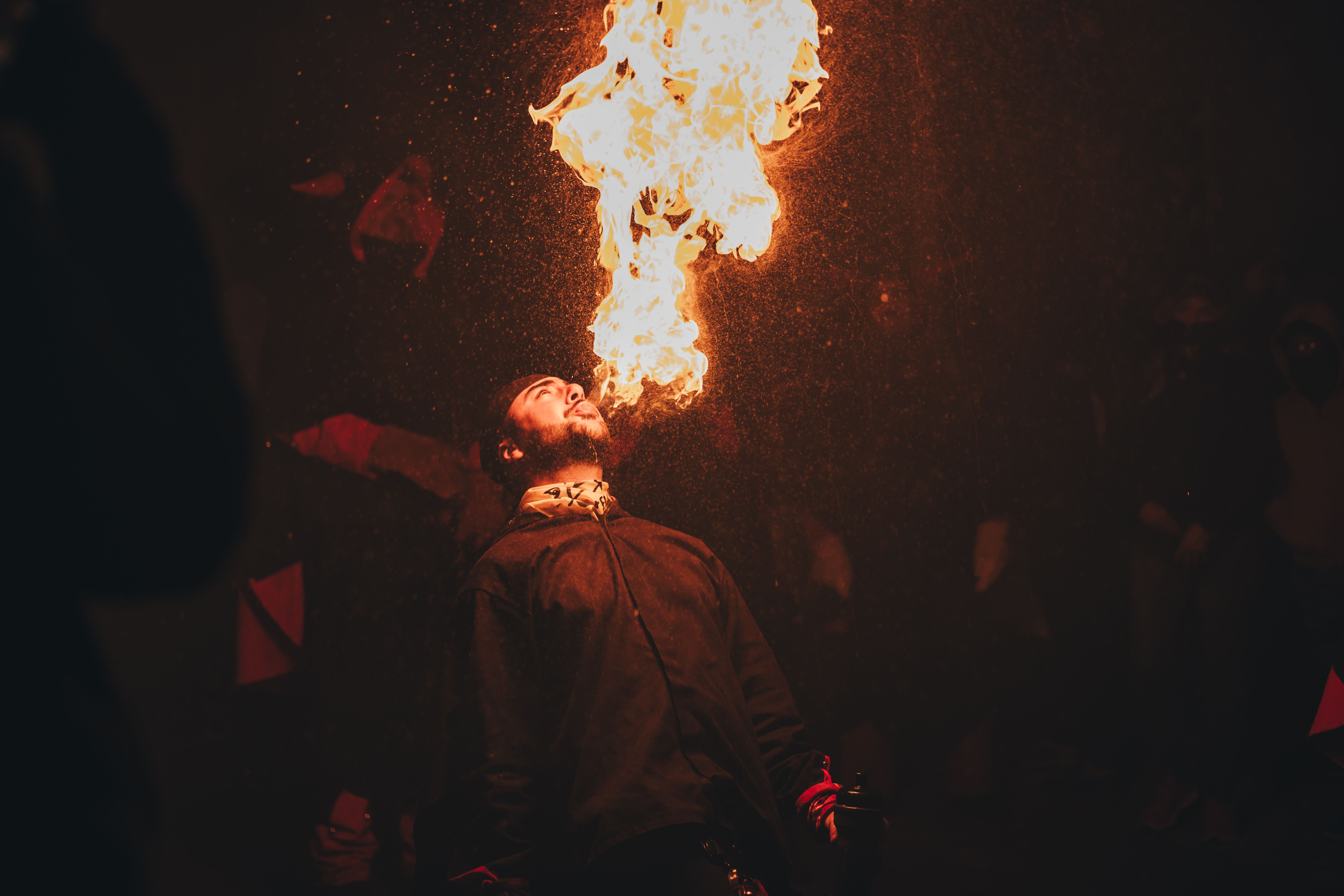 Foc i espurnes omplen la nit del correfoc. FOTO: Arnau Padilla.