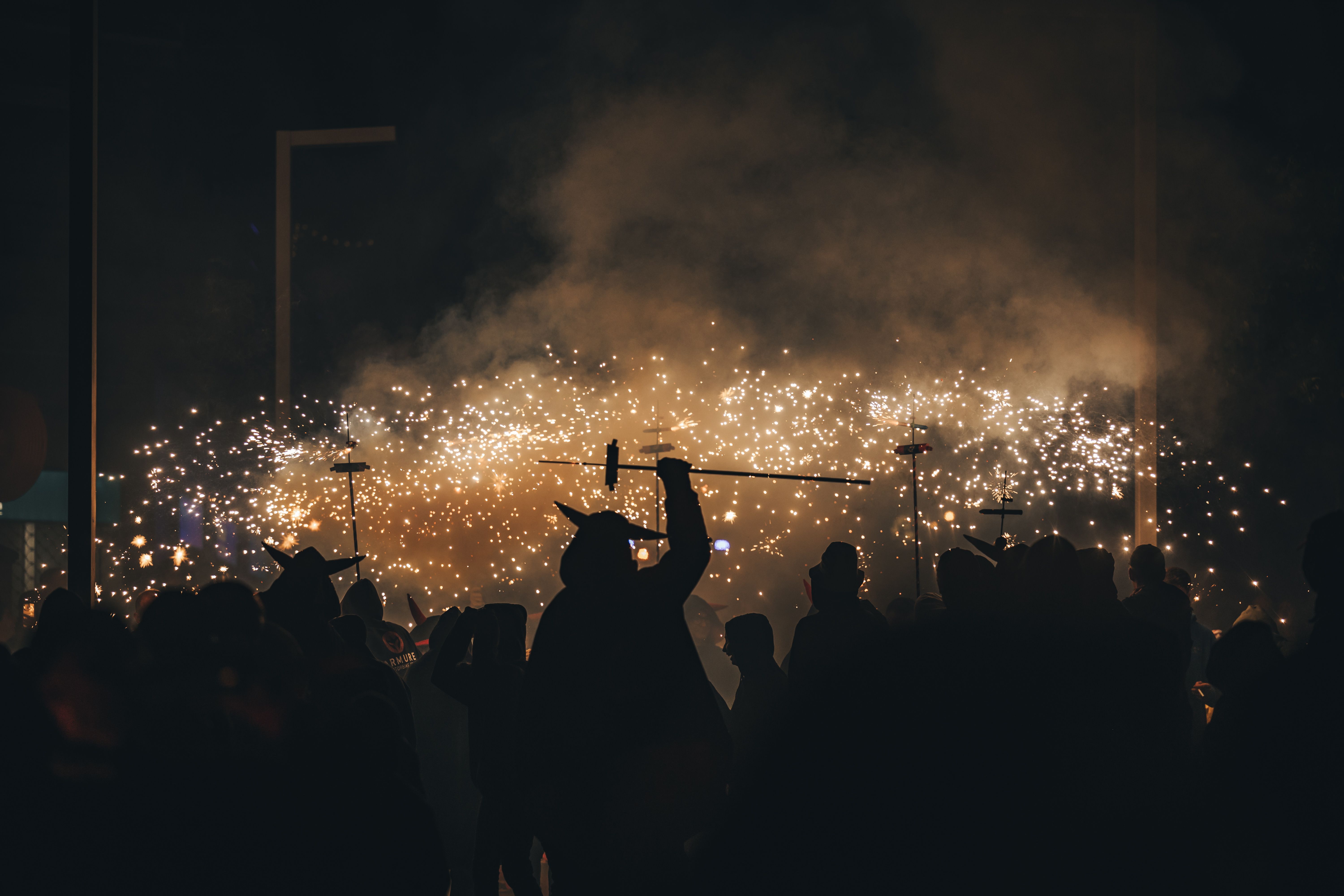 Foc i espurnes omplen la nit del correfoc. FOTO: Arnau Padilla.