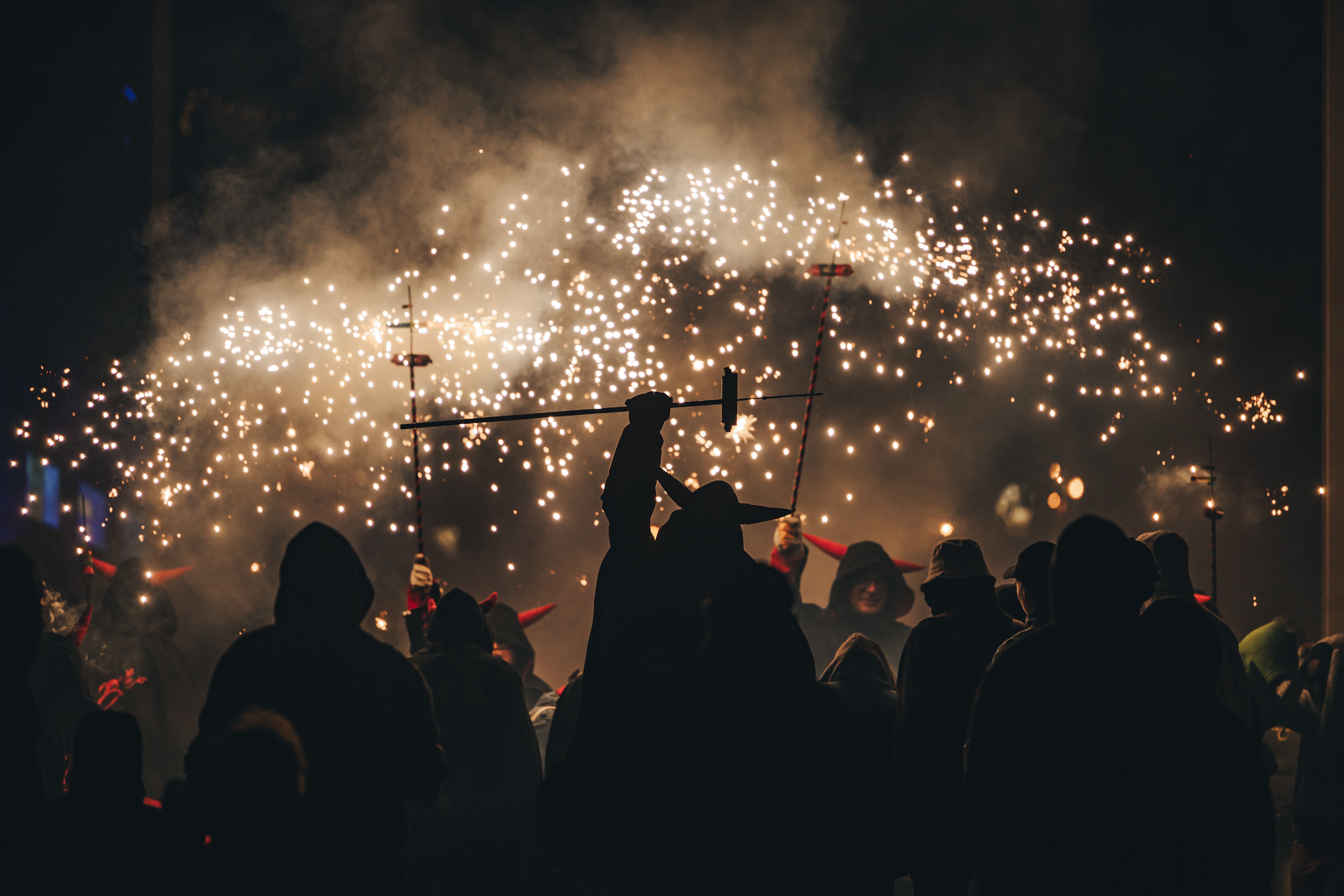 Foc i espurnes omplen la nit del correfoc. FOTO: Arnau Padilla.
