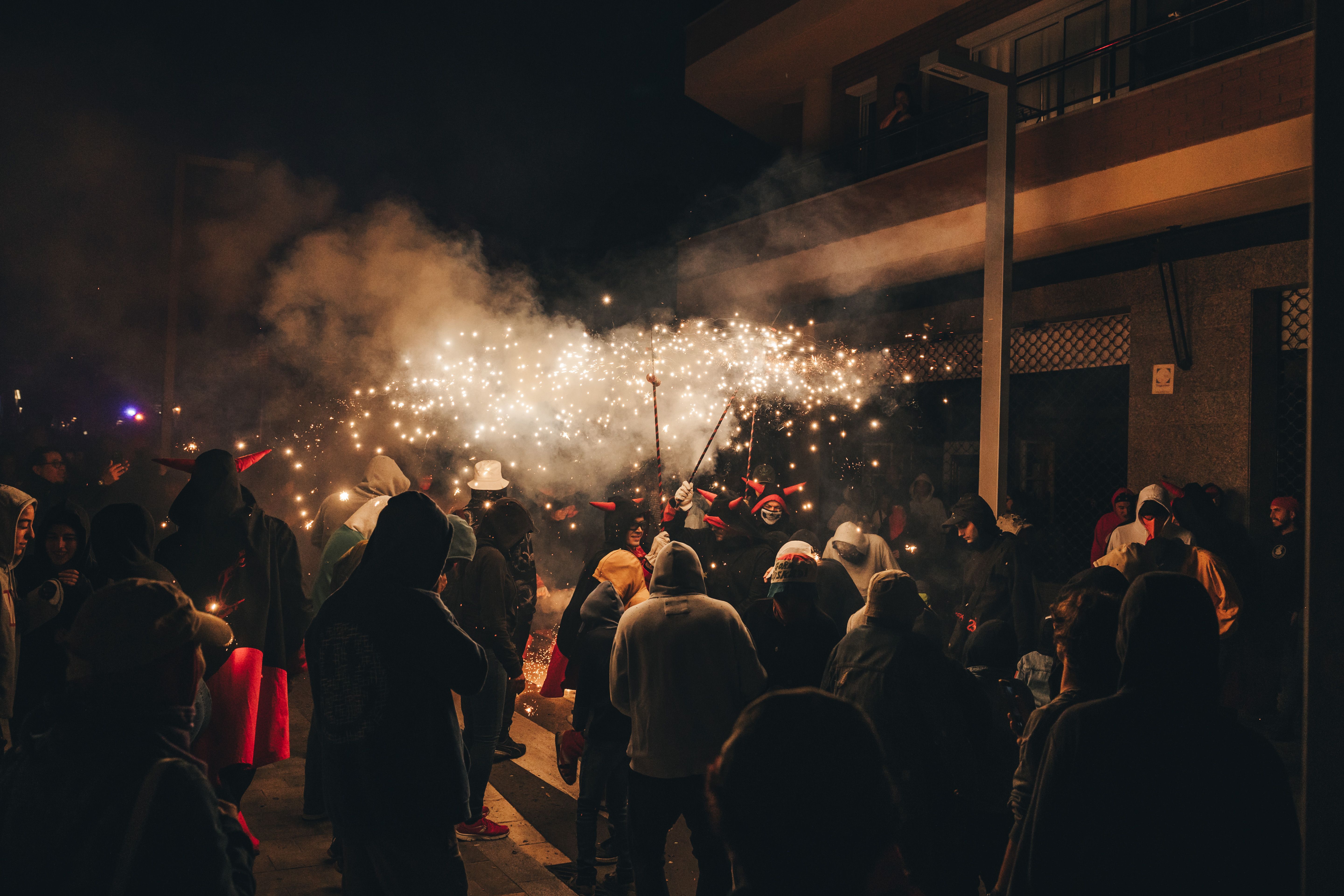 Foc i espurnes omplen la nit del correfoc. FOTO: Arnau Padilla.