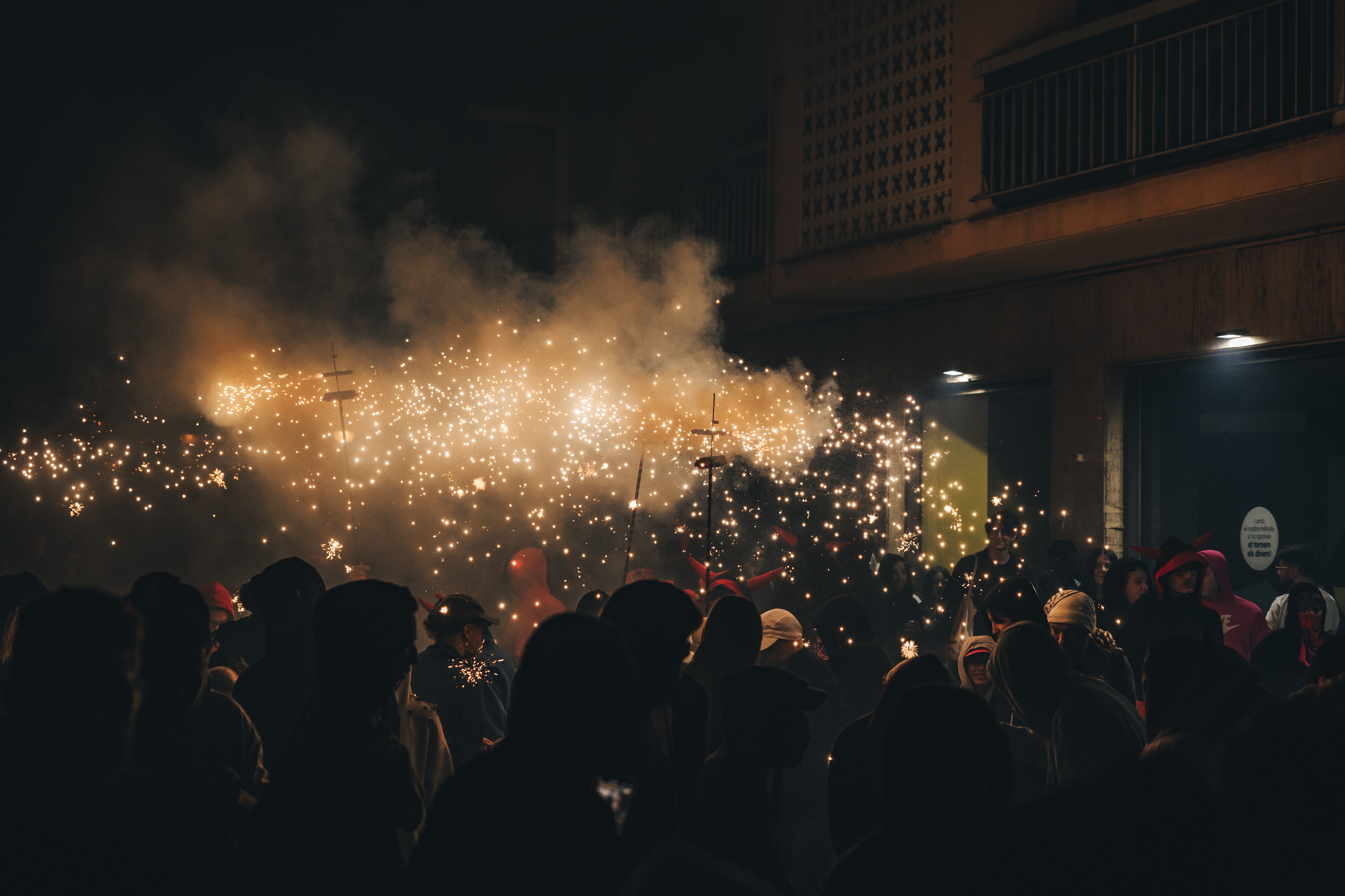 Foc i espurnes omplen la nit del correfoc. FOTO: Arnau Padilla.