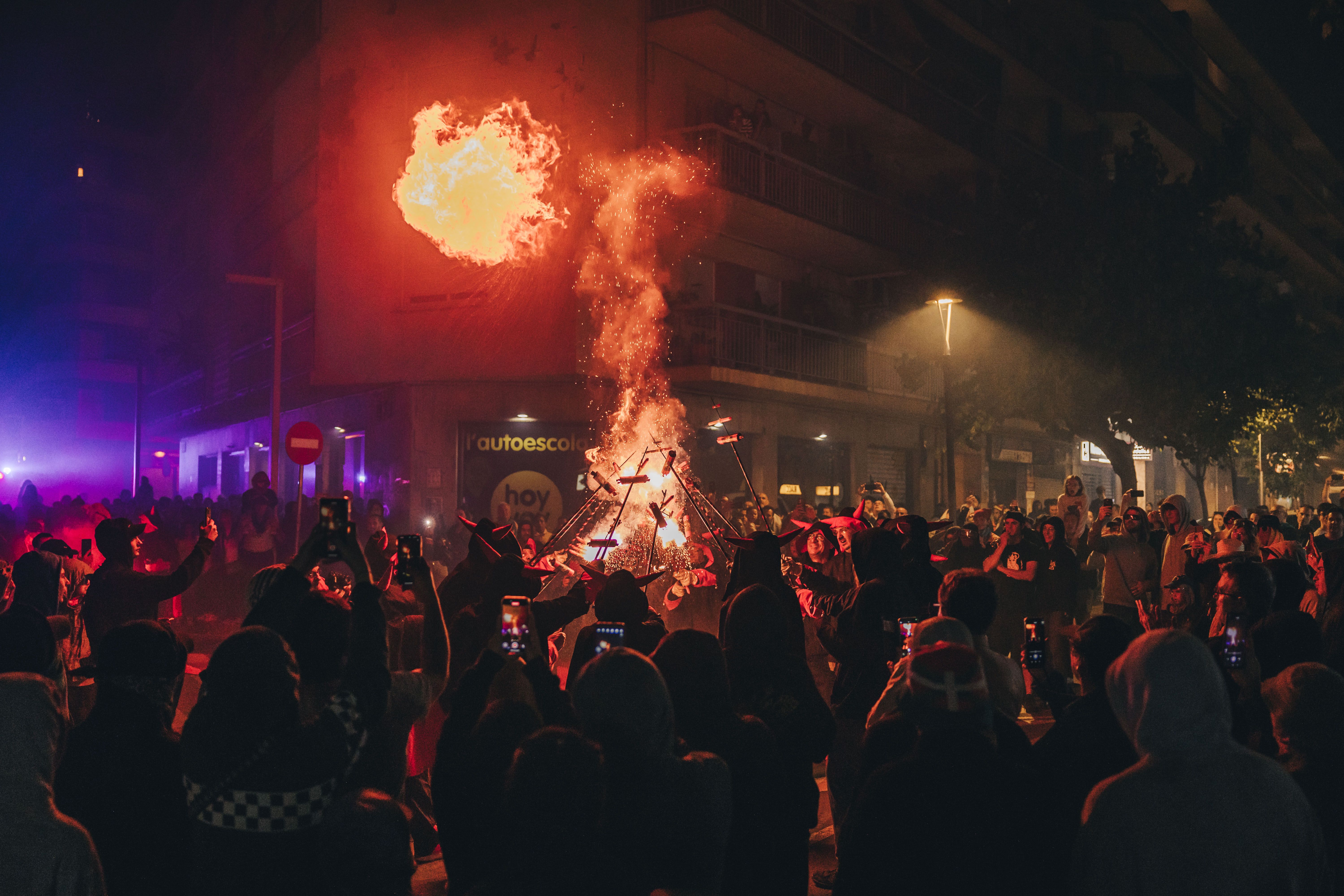 Foc i espurnes omplen la nit del correfoc. FOTO: Arnau Padilla.