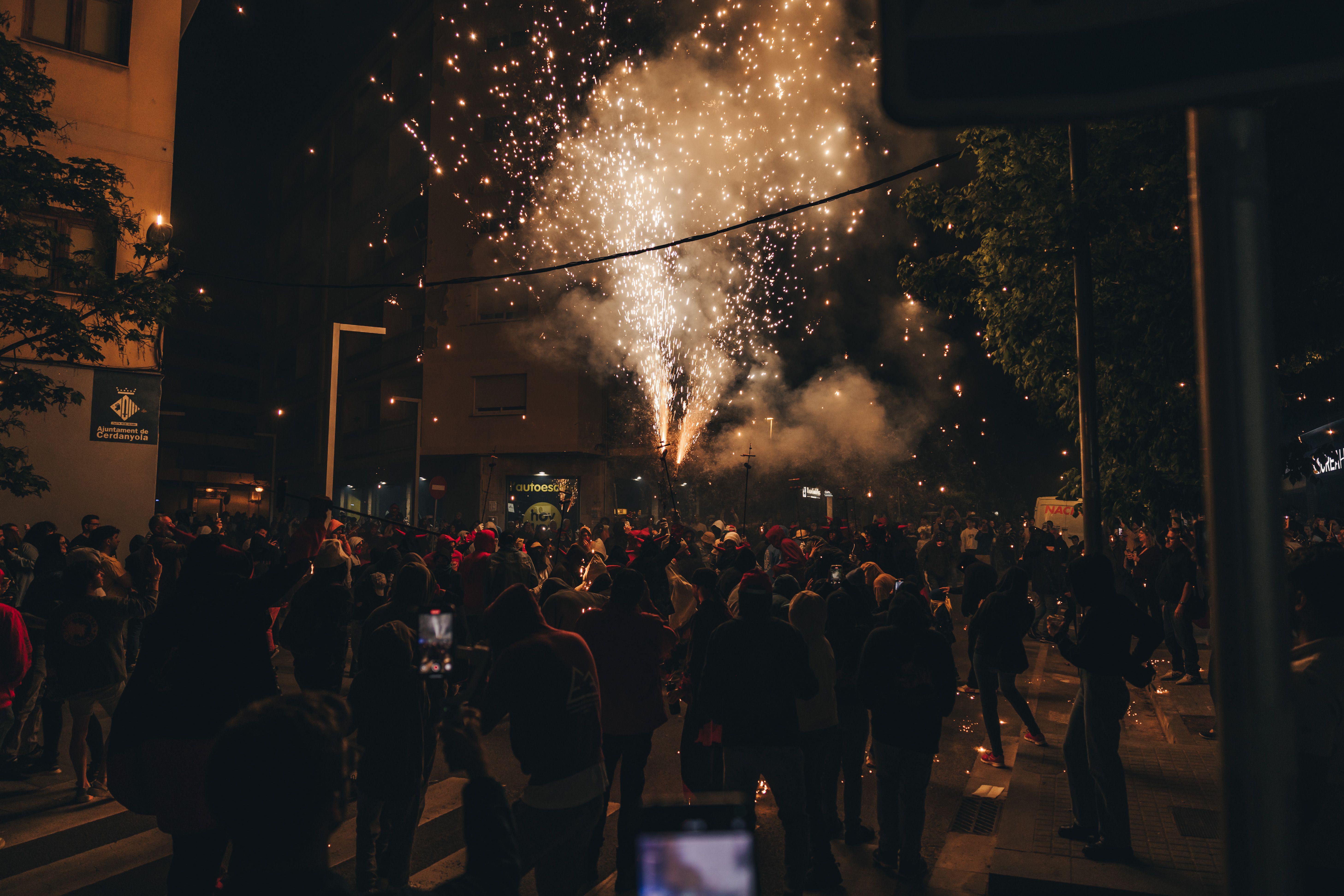 Foc i espurnes omplen la nit del correfoc. FOTO: Arnau Padilla.