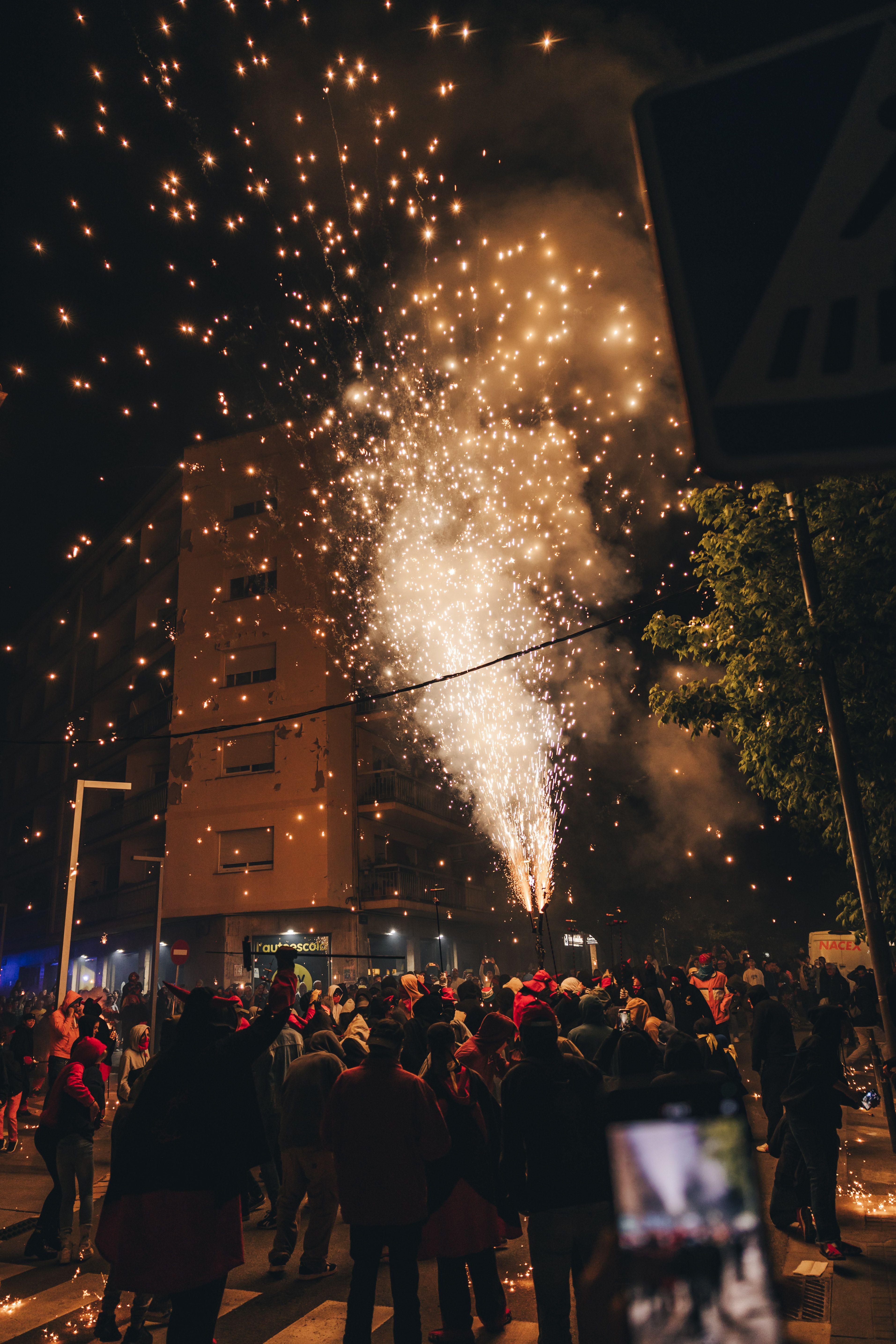 Foc i espurnes omplen la nit del correfoc. FOTO: Arnau Padilla.