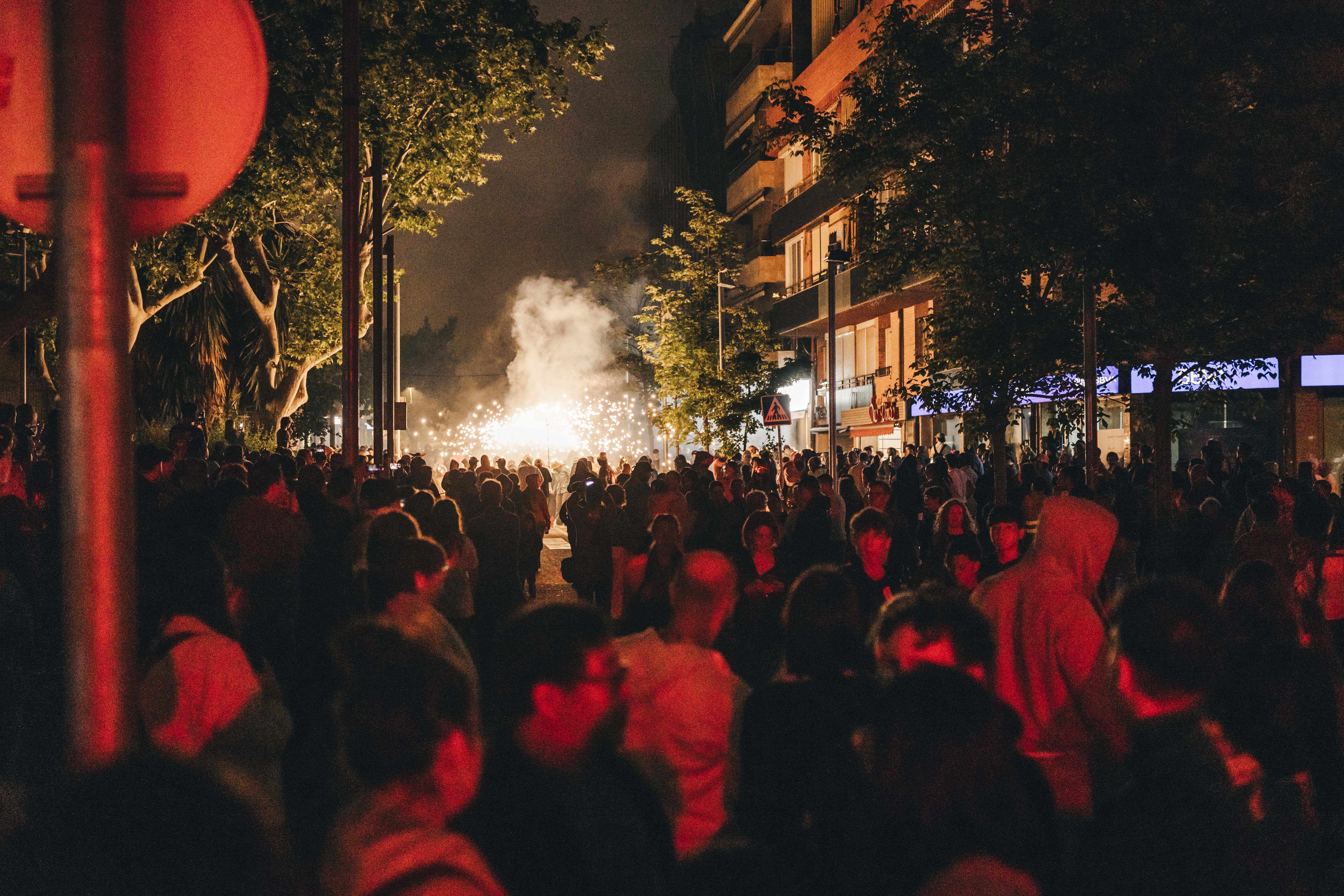 Foc i espurnes omplen la nit del correfoc. FOTO: Arnau Padilla.