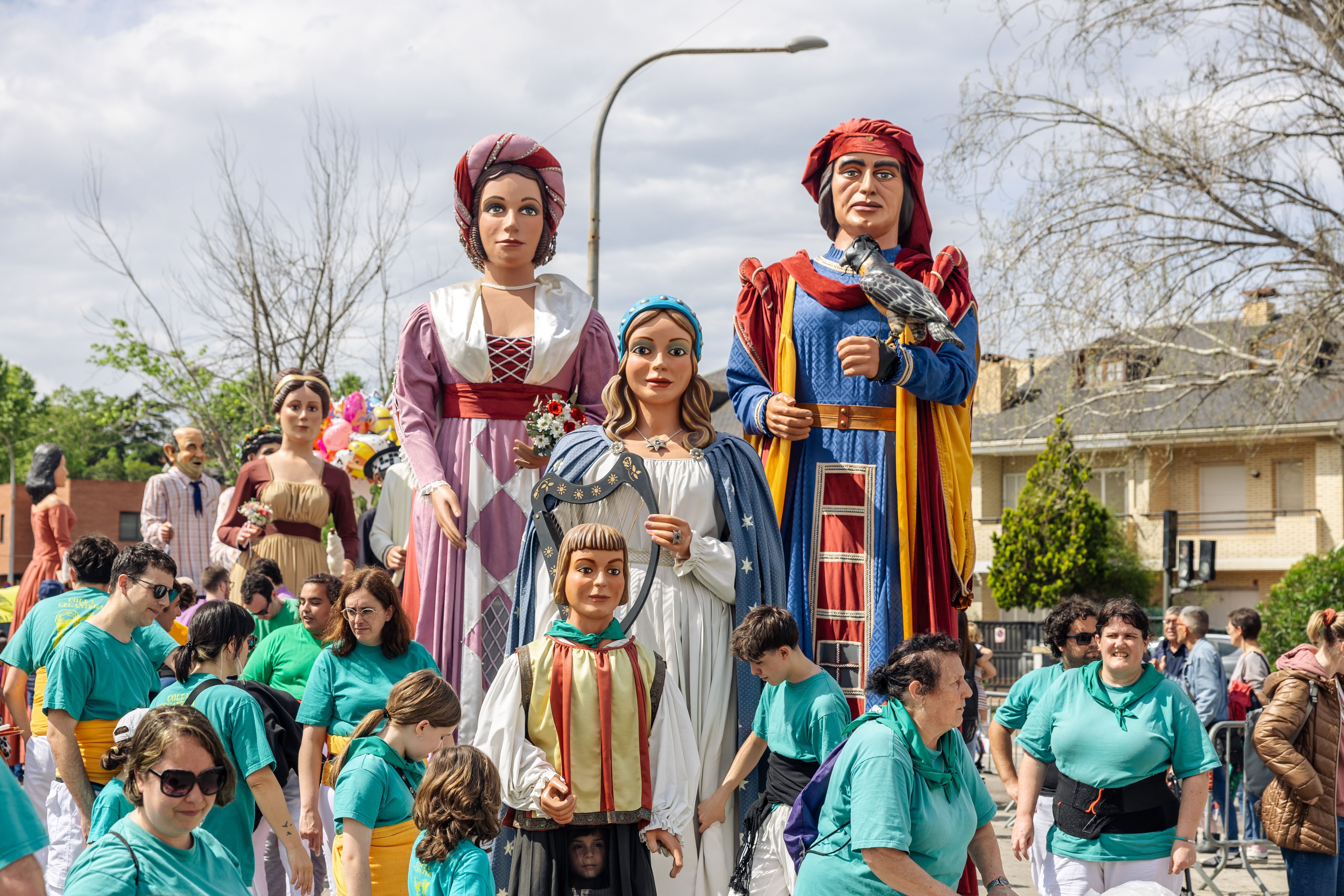 Els gegants nous de Cerdanyola, la Victòria i el Bernat i els seus fills, els gegantons Dolça i Mir. FOTO: Arnau Padilla-