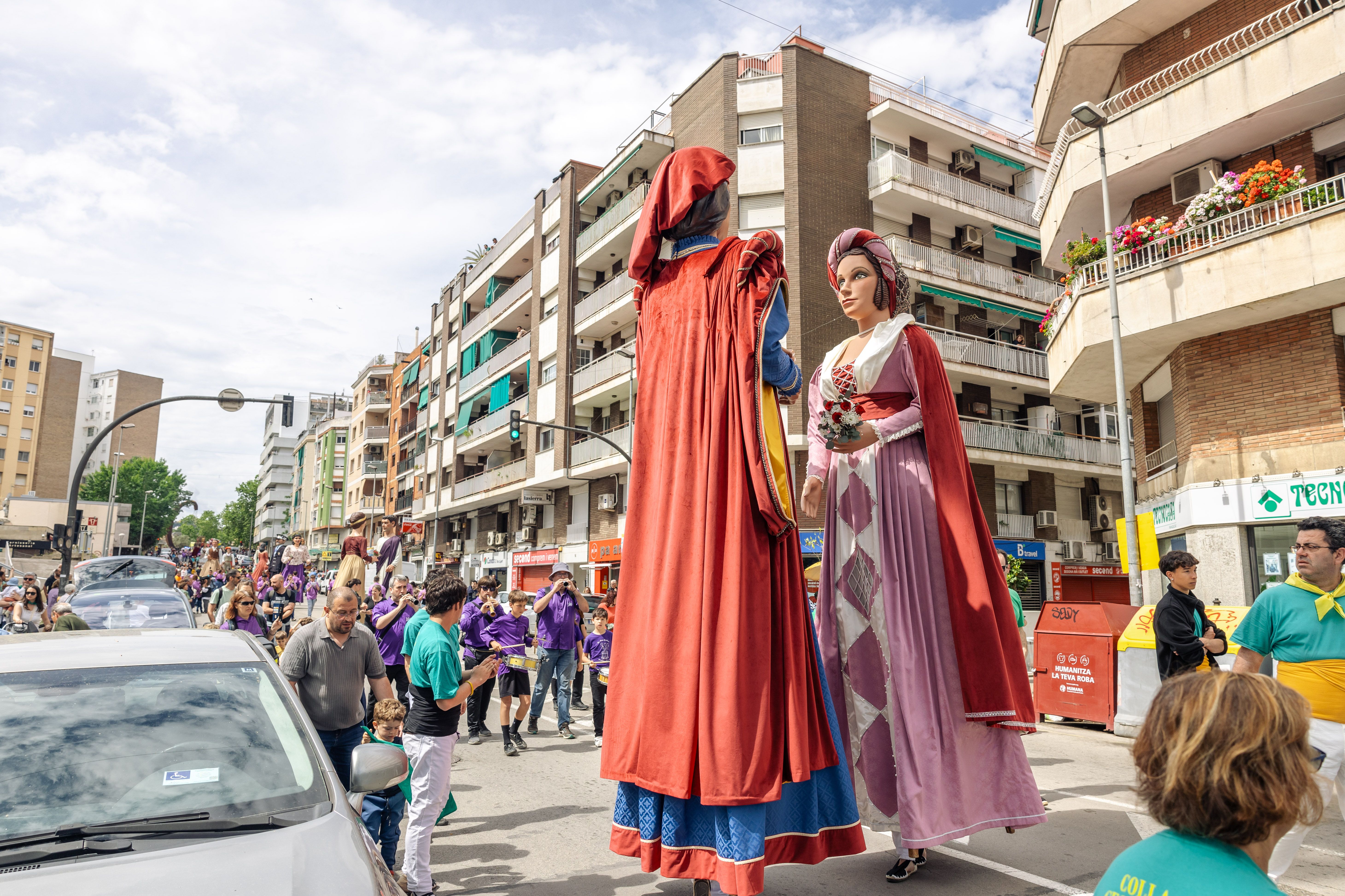 El Bernat i la Victòria comencen a ballar, a l'avinguda de Primavera. FOTO: Arnau Padilla.