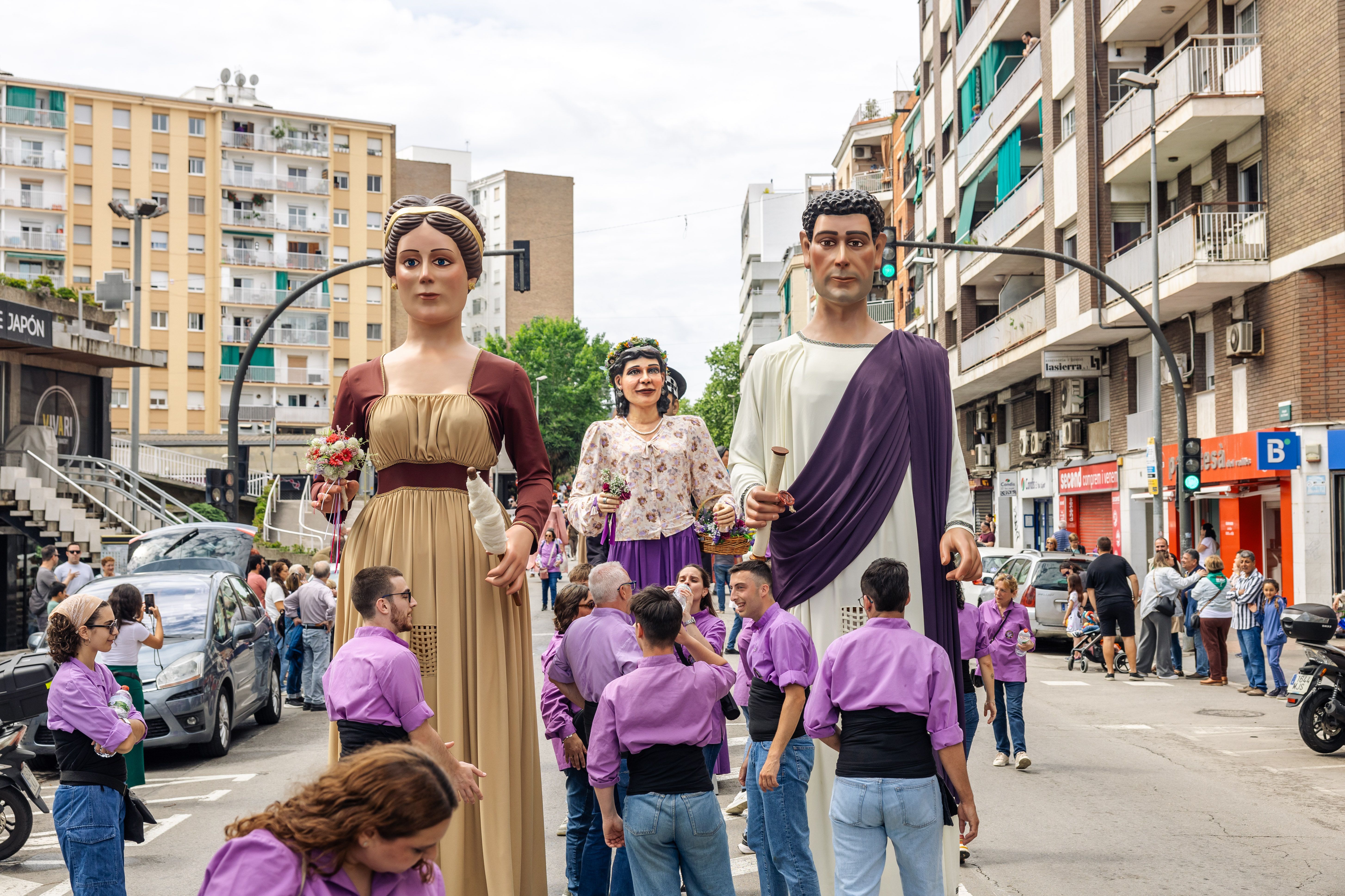 Cercavila de gegants del Roser de Maig 2025, a l'avinguda de Primavera. FOTO: Arnau Padilla.