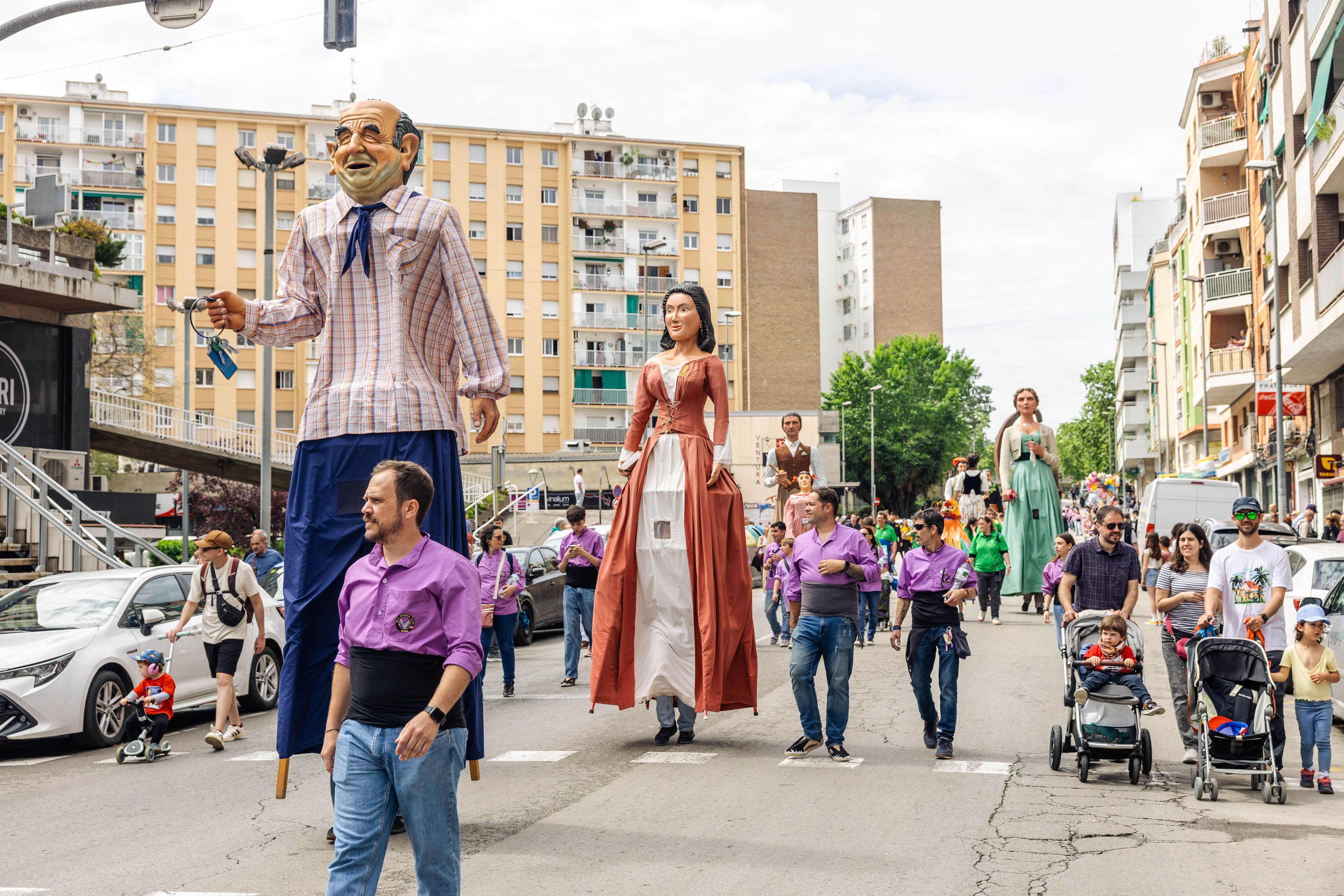 Cercavila de gegants del Roser de Maig 2025, a l'avinguda de Primavera. FOTO: Arnau Padilla.