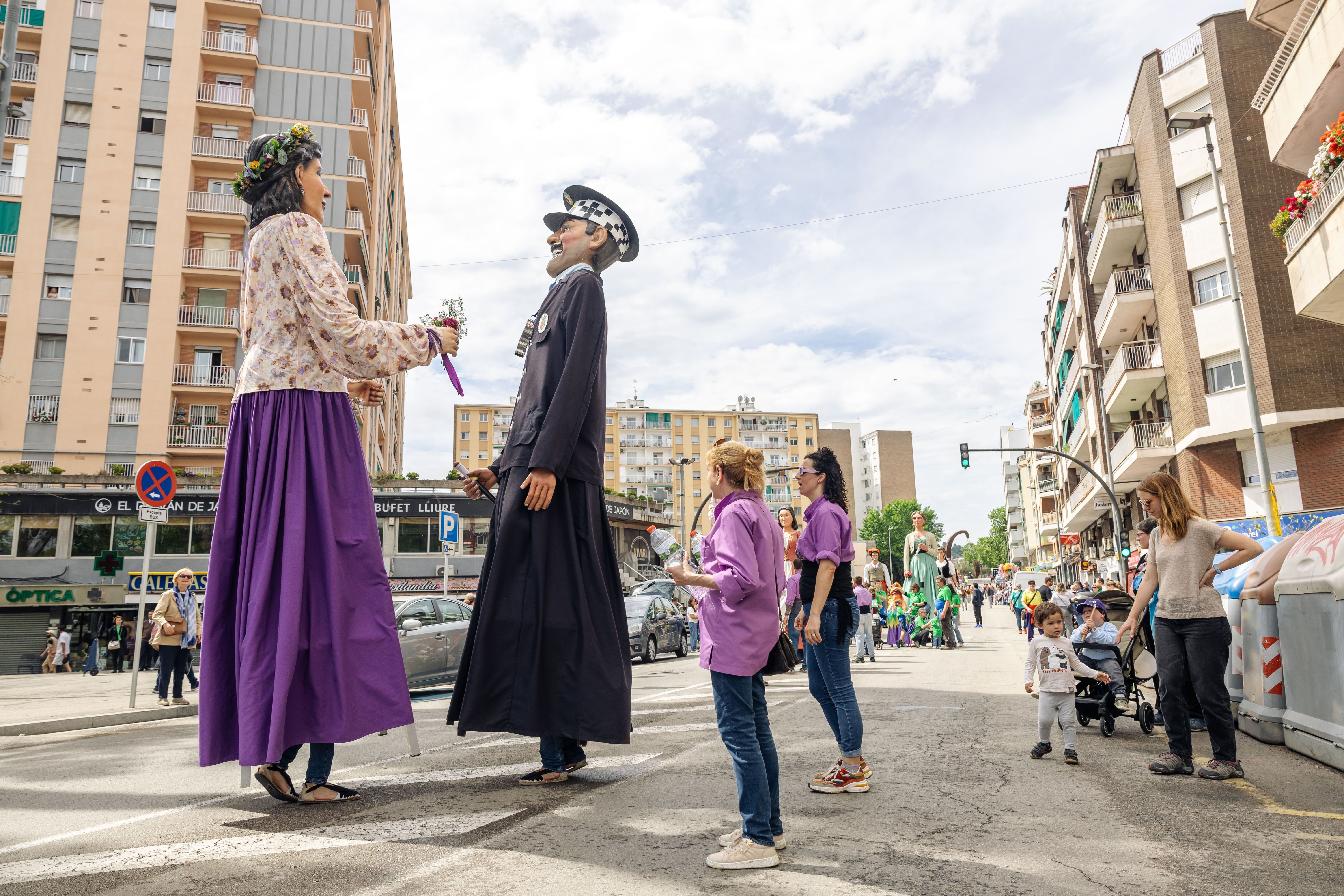 Cercavila de gegants del Roser de Maig 2025, a l'avinguda de Primavera. FOTO: Arnau Padilla.