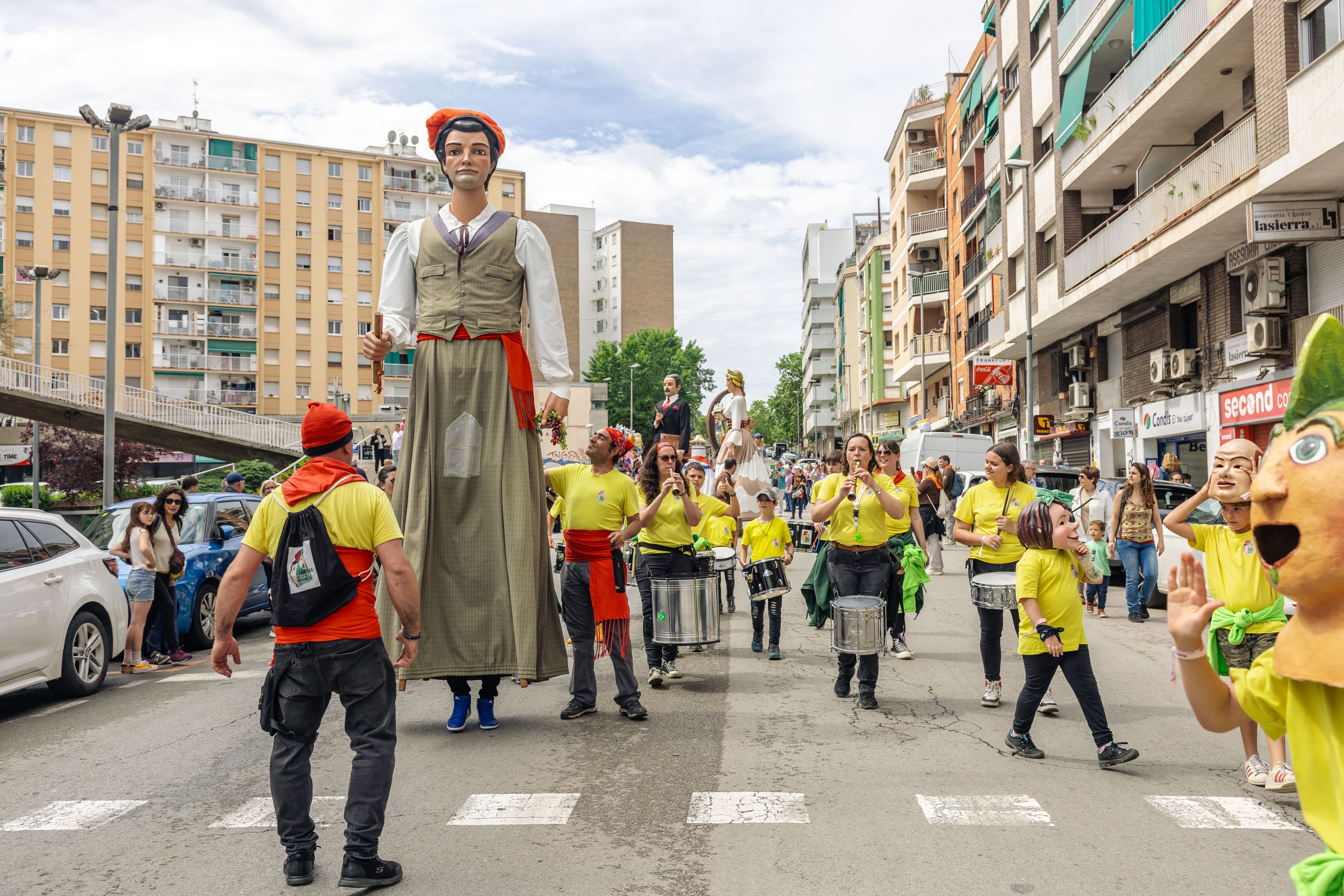 Cercavila de gegants del Roser de Maig 2025, a l'avinguda de Primavera. FOTO: Arnau Padilla.