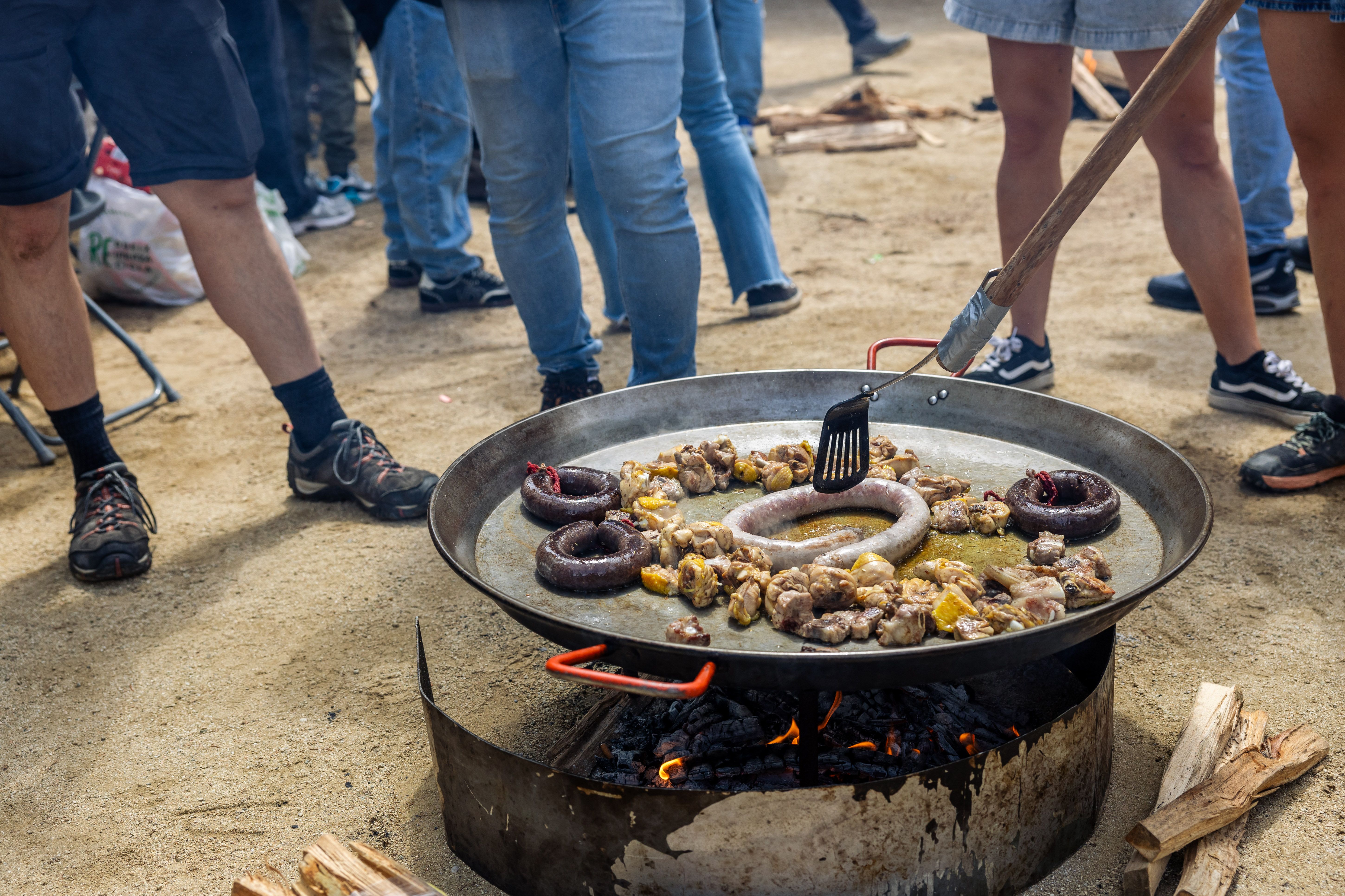 Concurs de Paelles del Roser de Maig a la plaça de Sant Ramon, organitzat per la Comissió de Festes de Sant Martí. FOTOS: Arnau Padilla. 