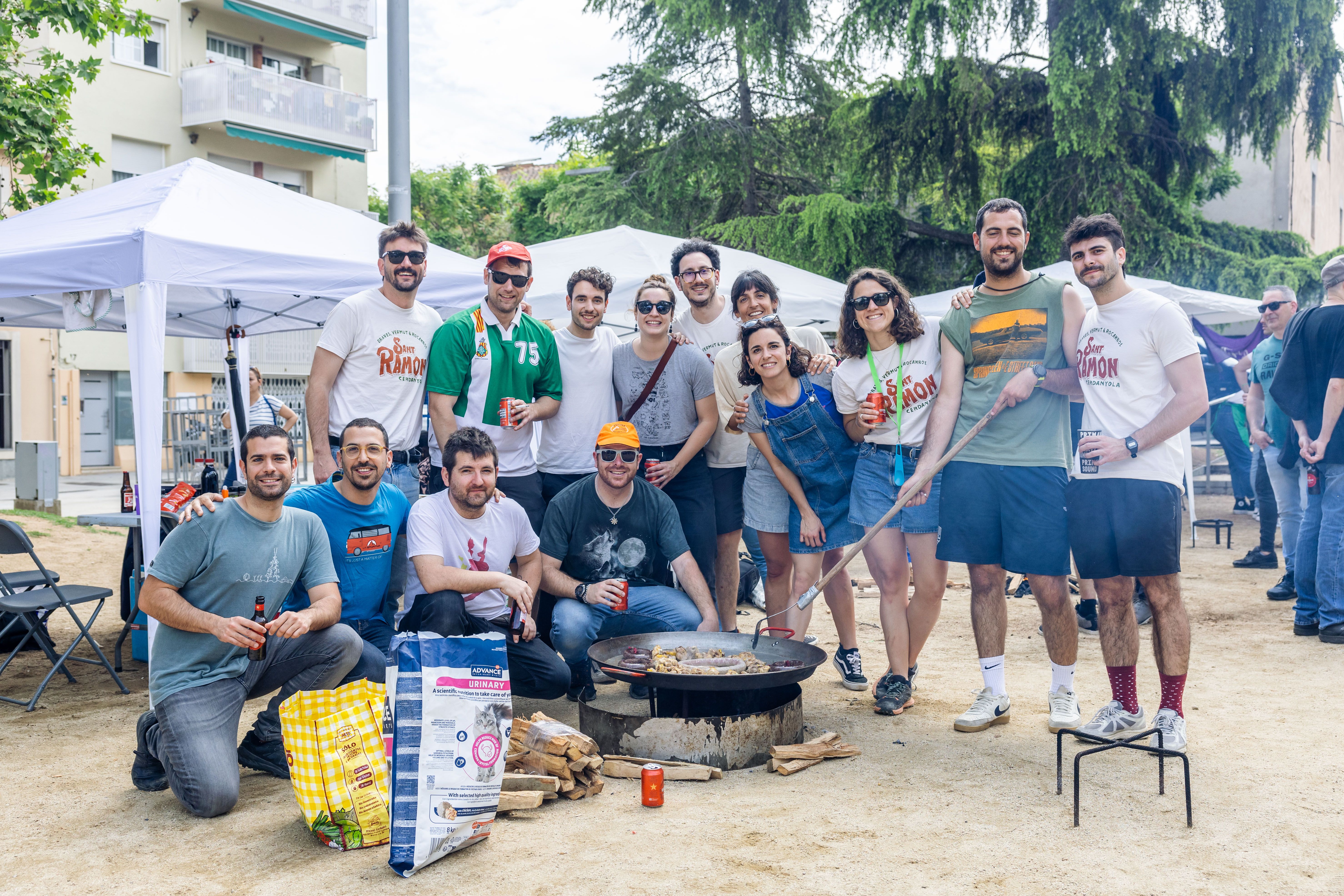 Concurs de Paelles del Roser de Maig a la plaça de Sant Ramon, organitzat per la Comissió de Festes de Sant Martí. FOTOS: Arnau Padilla. 