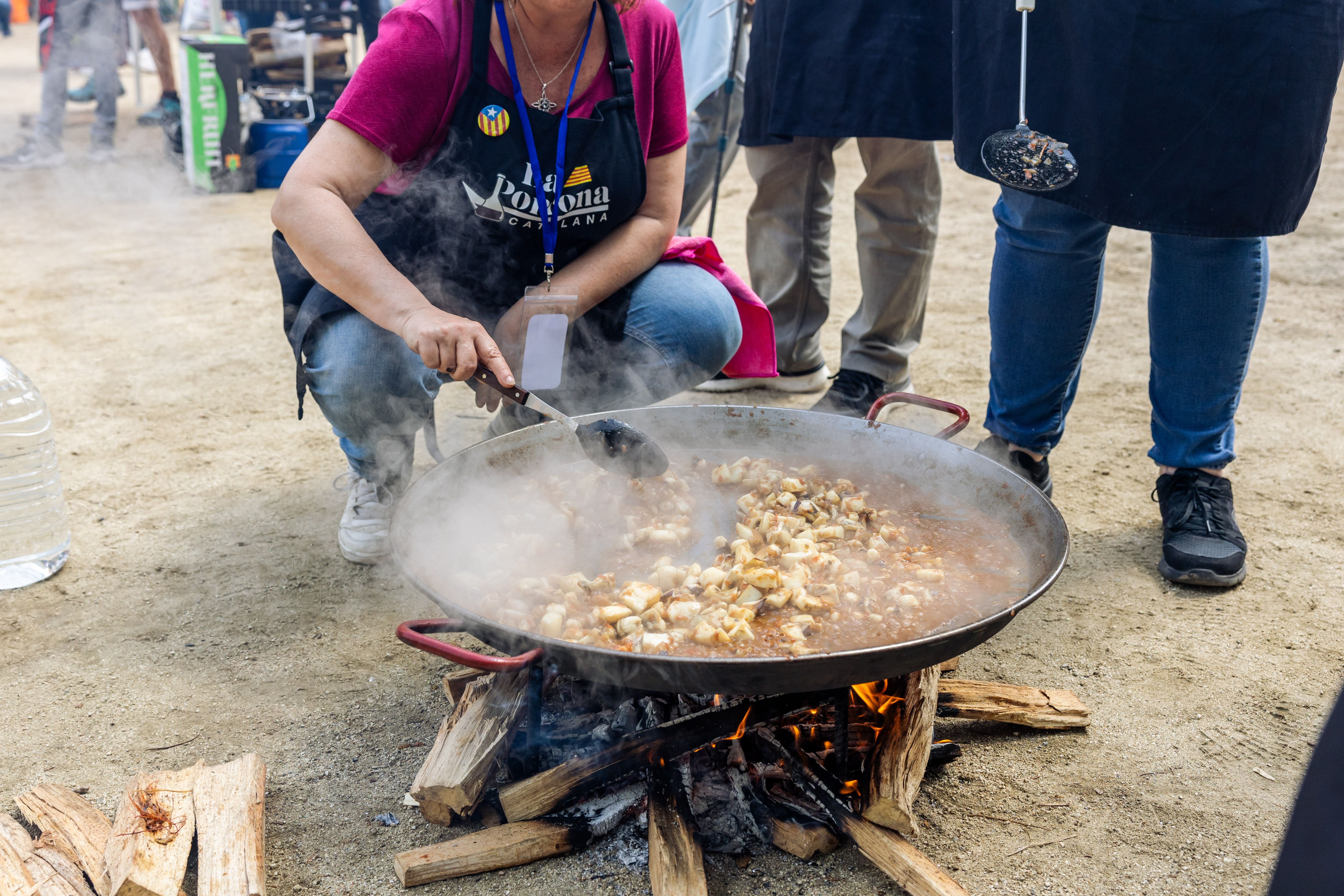 Concurs de Paelles del Roser de Maig a la plaça de Sant Ramon, organitzat per la Comissió de Festes de Sant Martí. FOTOS: Arnau Padilla. 