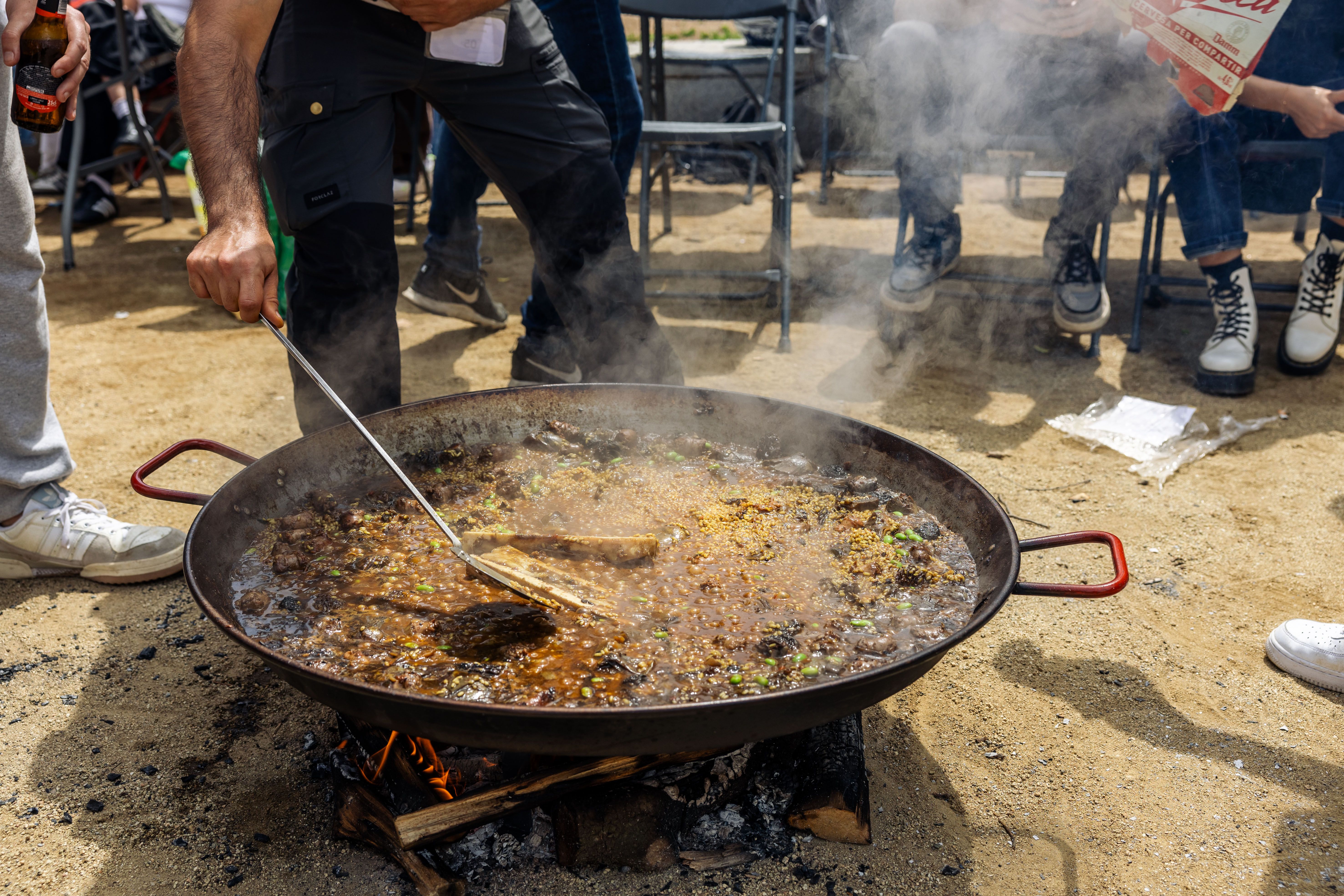 Concurs de Paelles del Roser de Maig a la plaça de Sant Ramon, organitzat per la Comissió de Festes de Sant Martí. FOTOS: Arnau Padilla. 