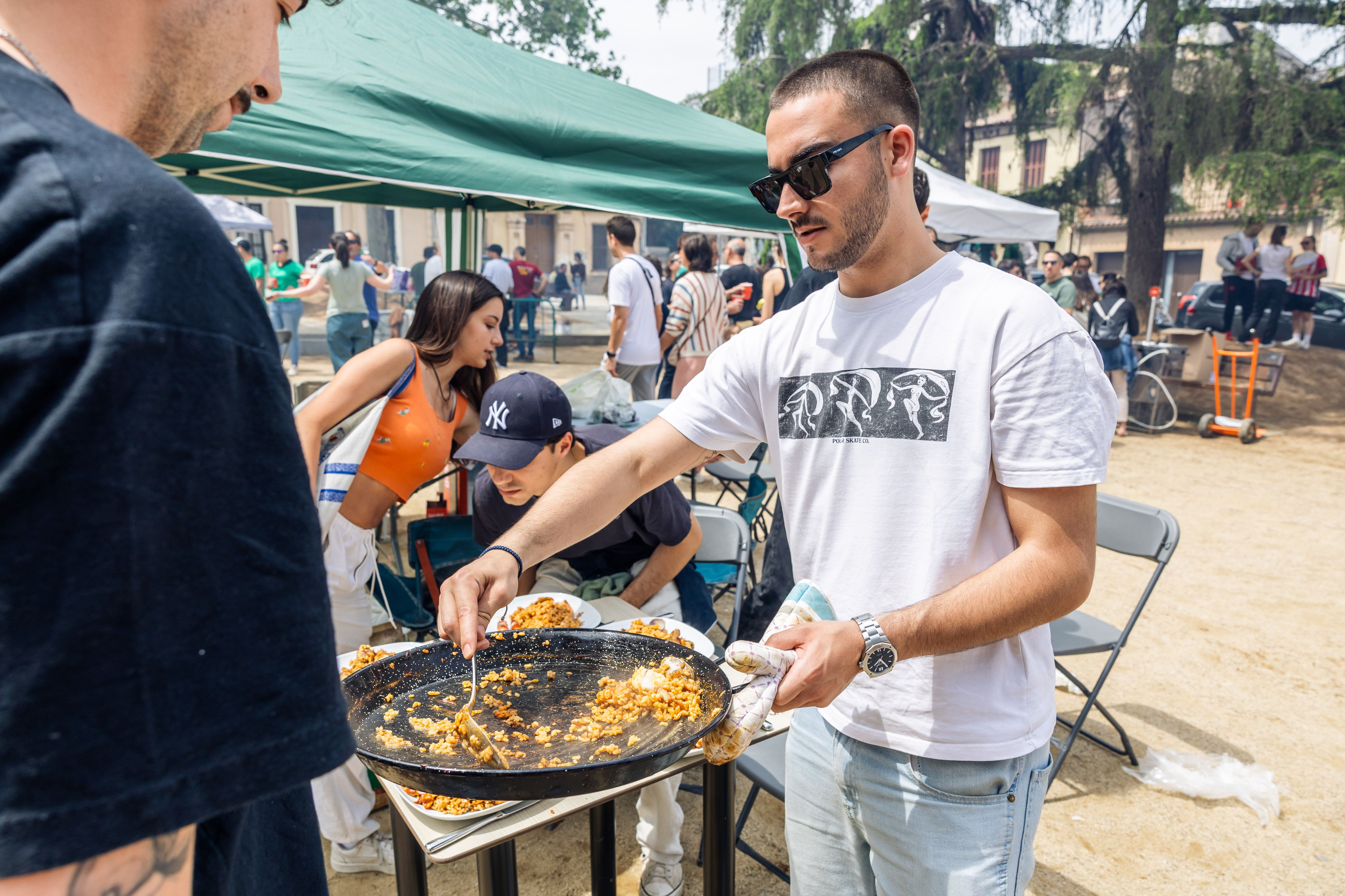 Concurs de Paelles del Roser de Maig a la plaça de Sant Ramon, organitzat per la Comissió de Festes de Sant Martí. FOTOS: Arnau Padilla. 