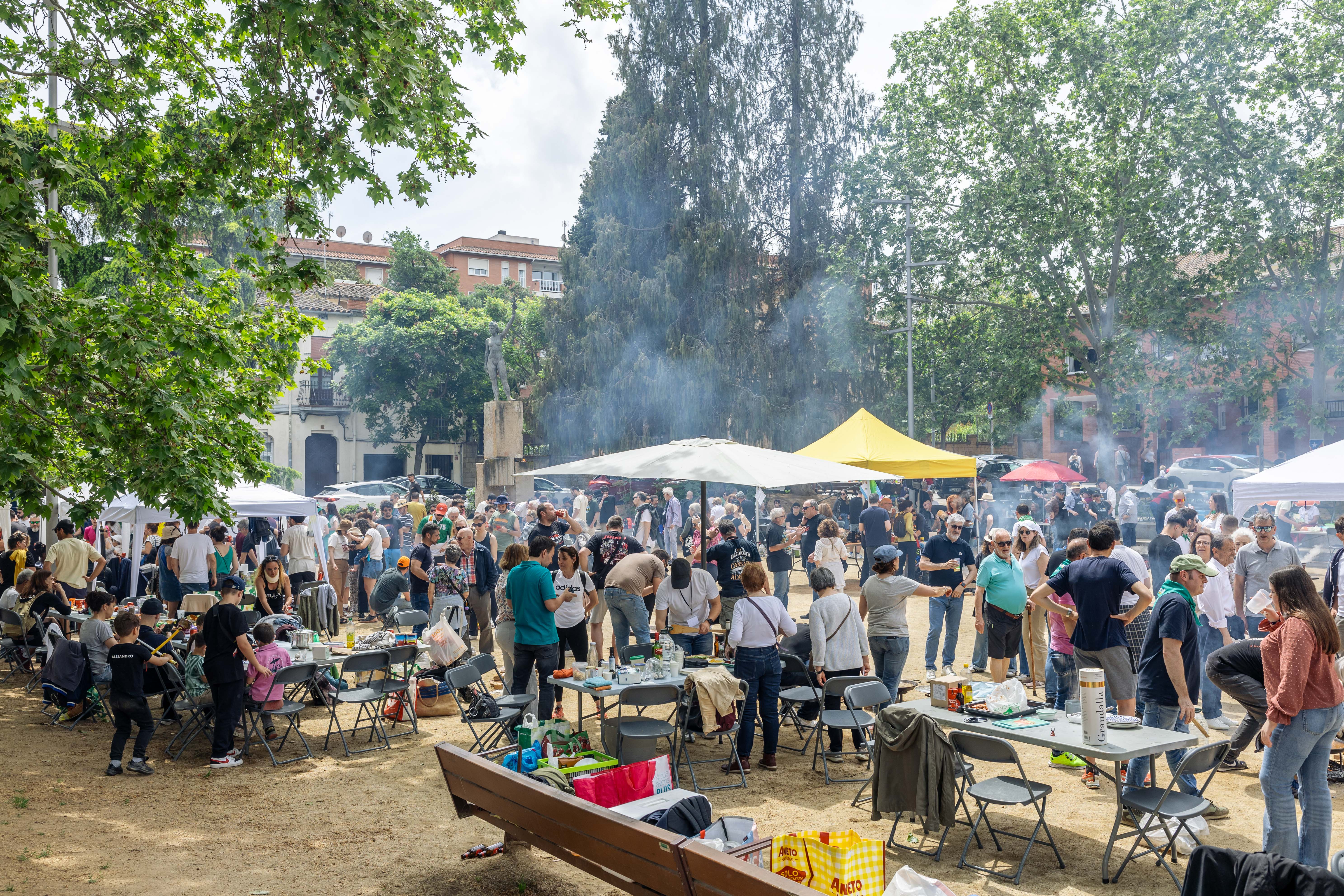 Concurs de Paelles del Roser de Maig a la plaça de Sant Ramon, organitzat per la Comissió de Festes de Sant Martí. FOTOS: Arnau Padilla. 