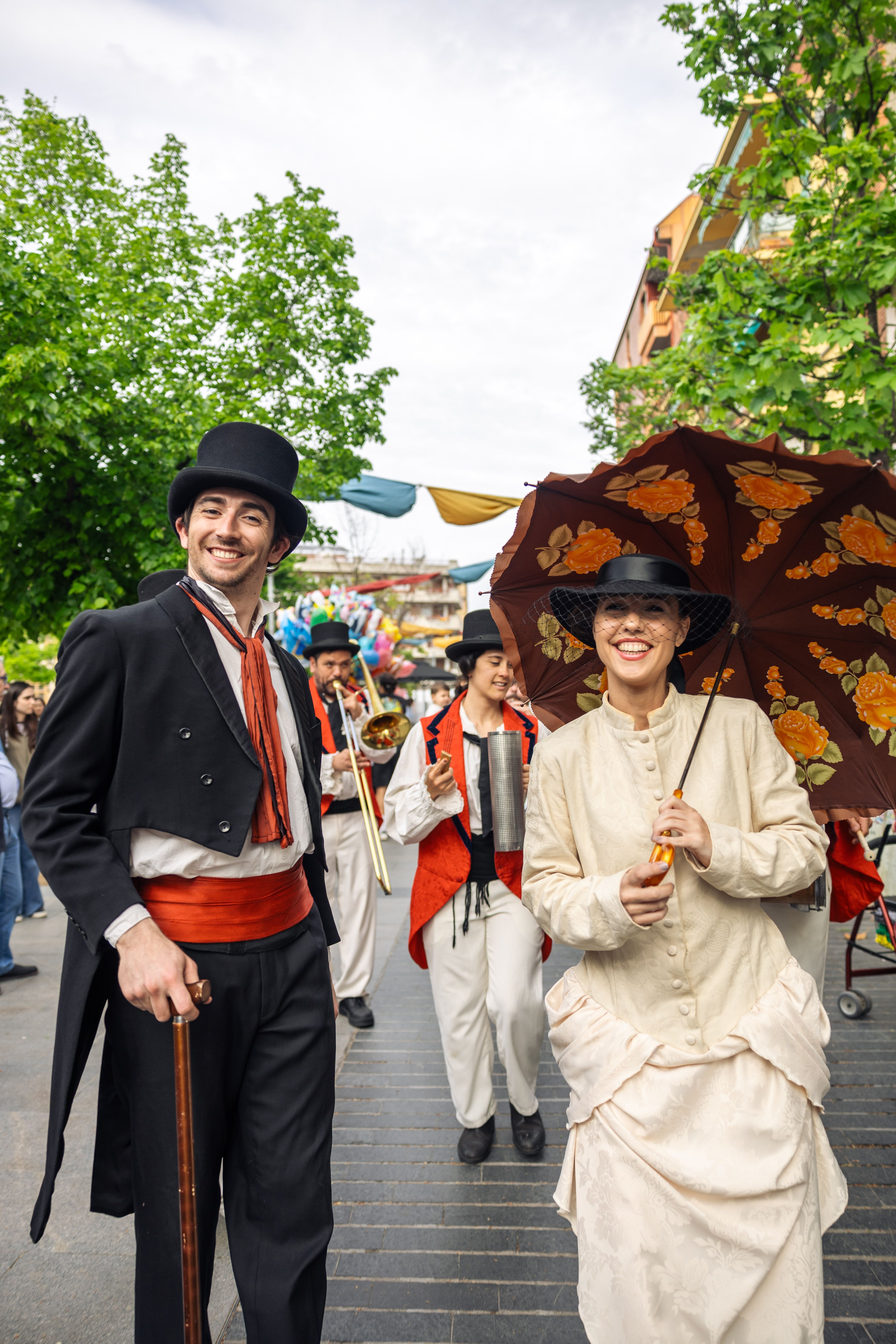 Vestits d'època i personatges que evoquen la Cerdanyola d'estiueig. Foto: Arnau Padilla.