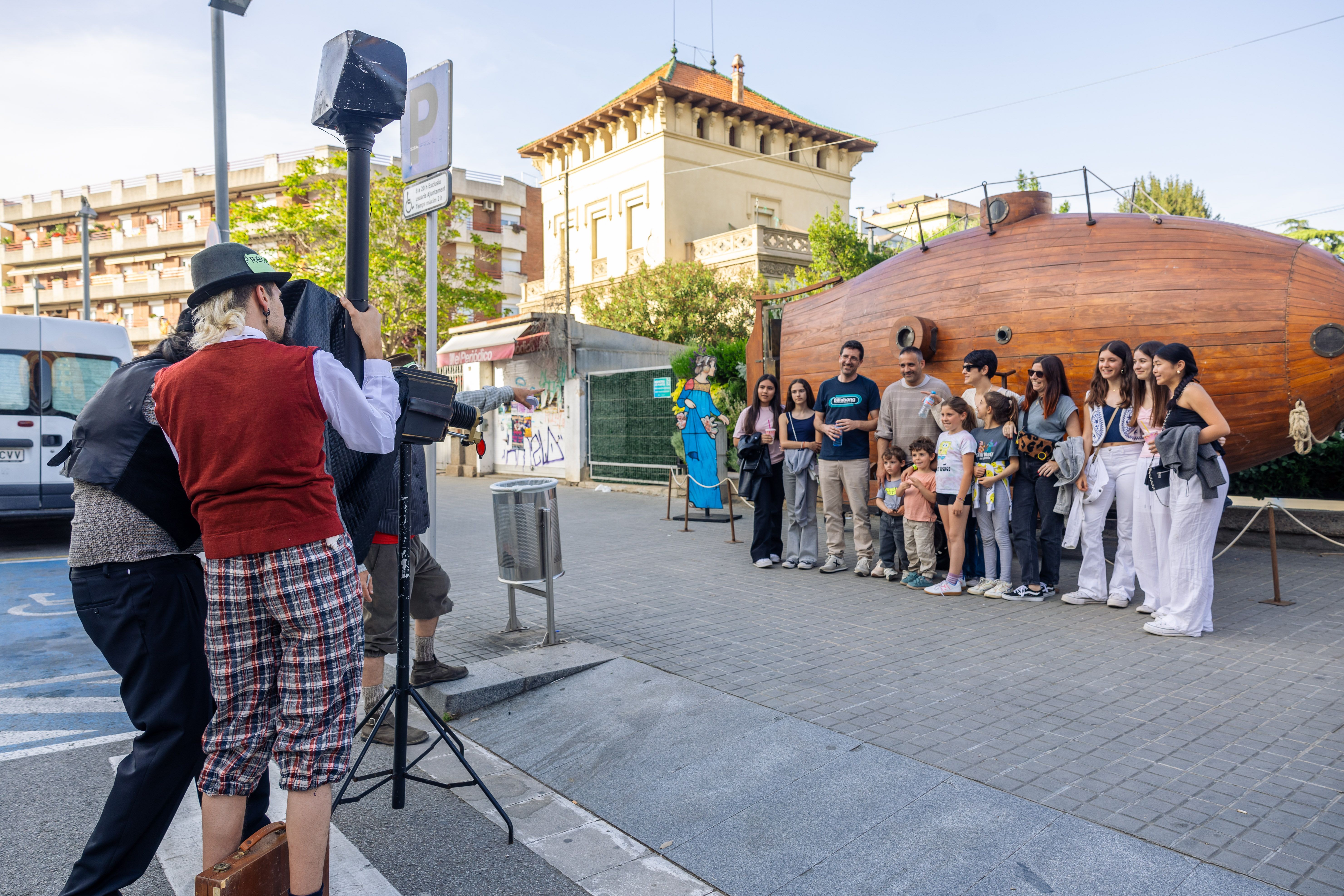 Vestits d'època i personatges que evoquen la Cerdanyola d'estiueig. Foto: Arnau Padilla.