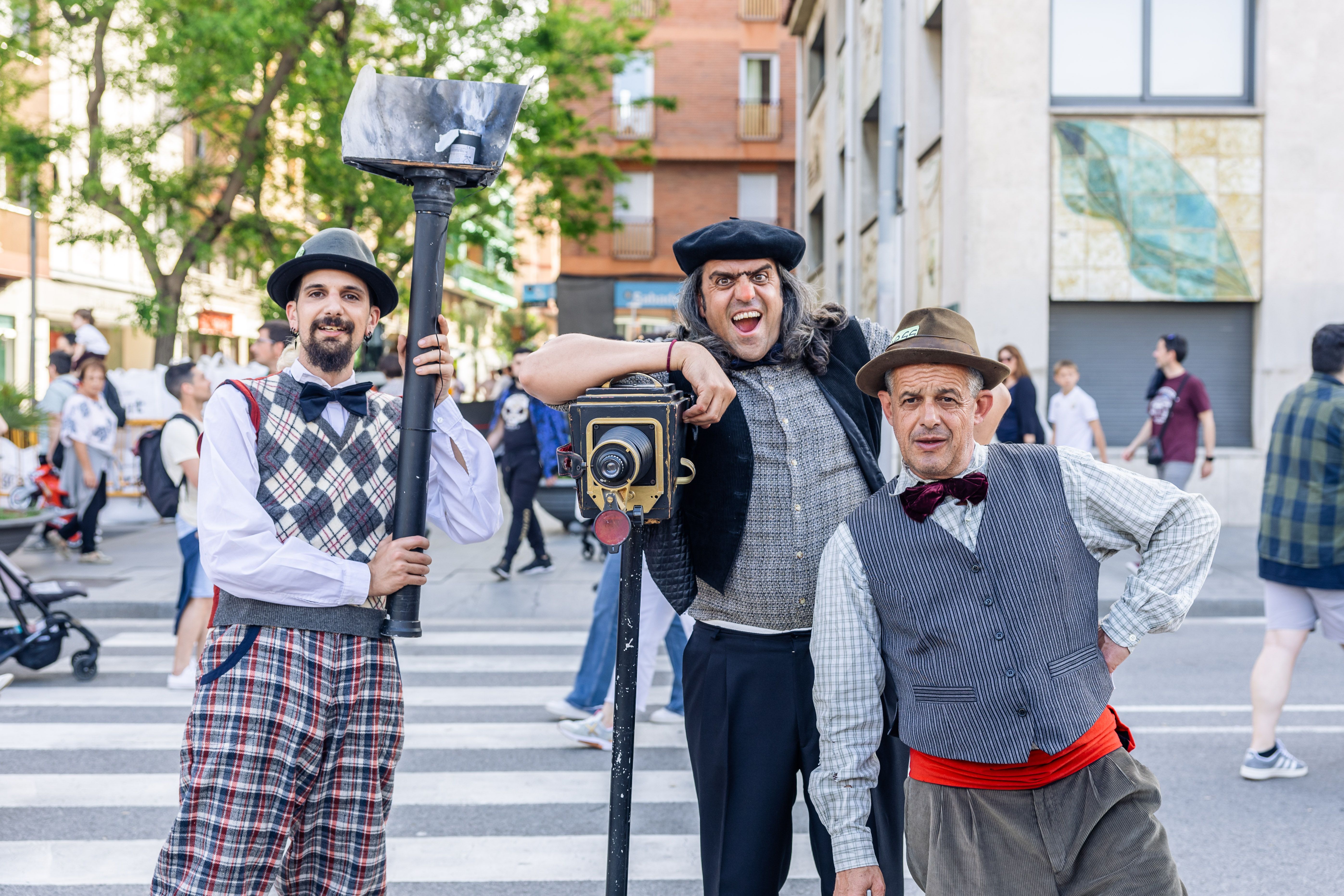 Vestits d'època i personatges que evoquen la Cerdanyola d'estiueig. Foto: Arnau Padilla.