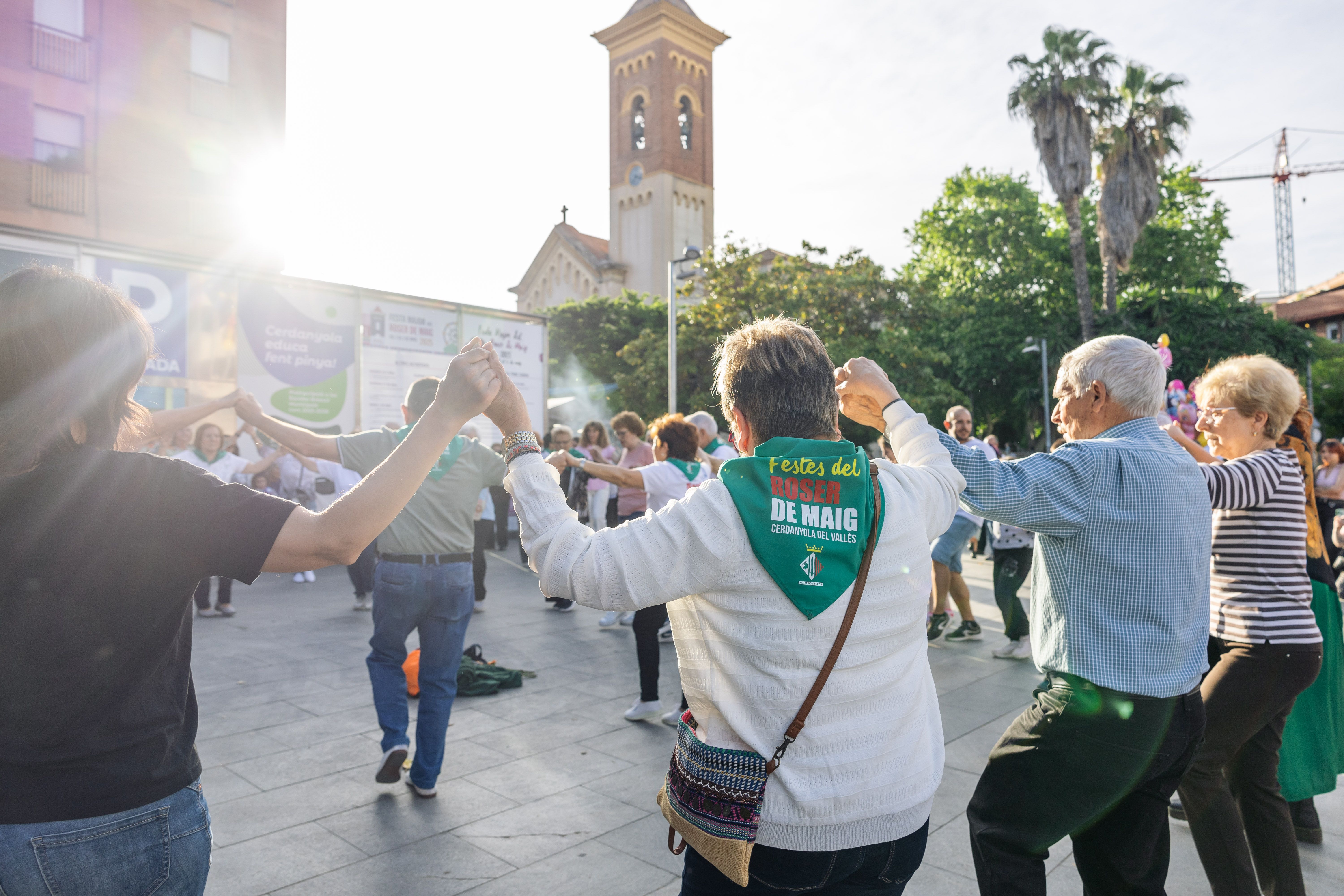 Rotllanes a la ballada de sardanes amb la Cobla Sabadell. Foto: Arnau Padilla.