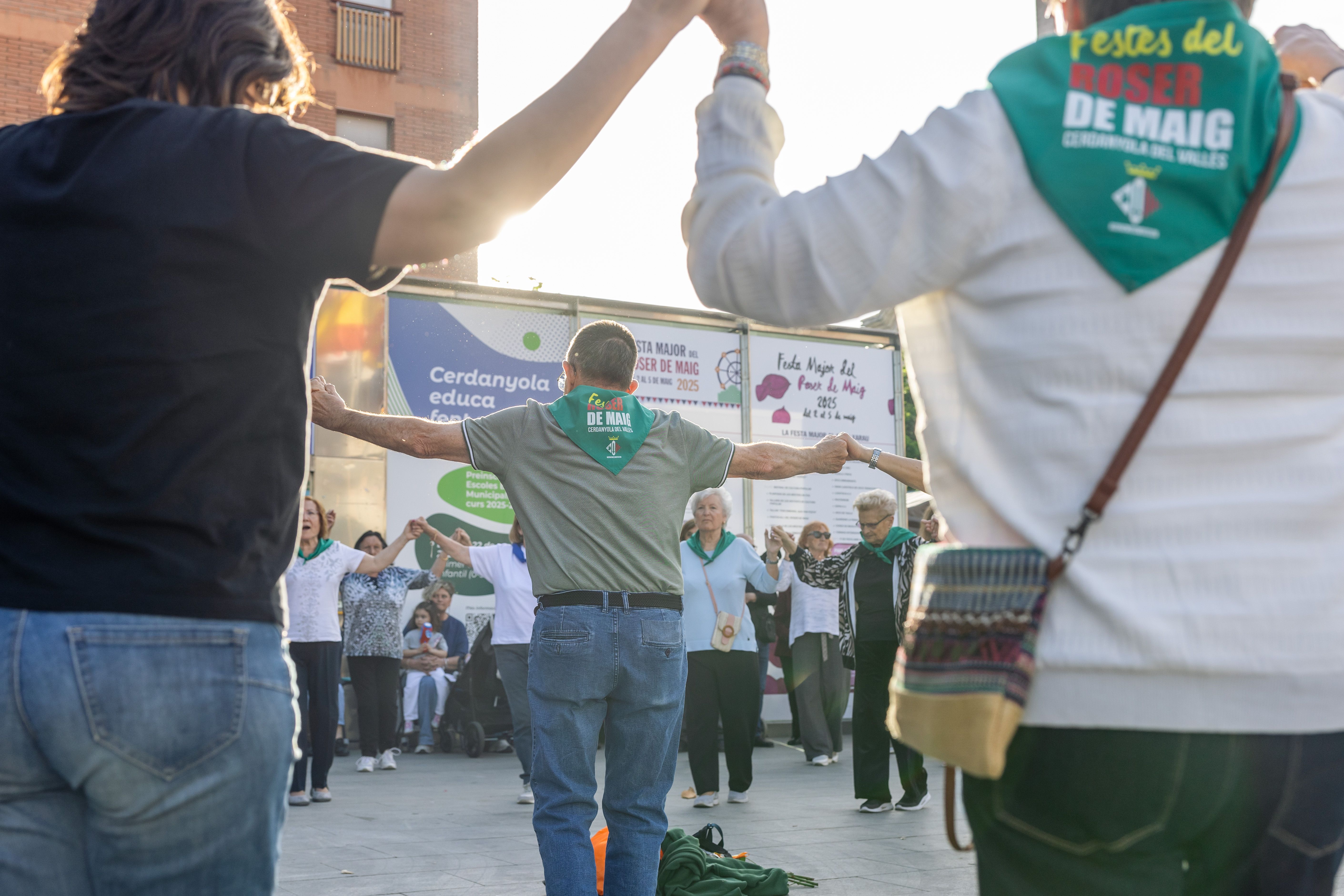 Rotllanes a la ballada de sardanes amb la Cobla Sabadell. Foto: Arnau Padilla.