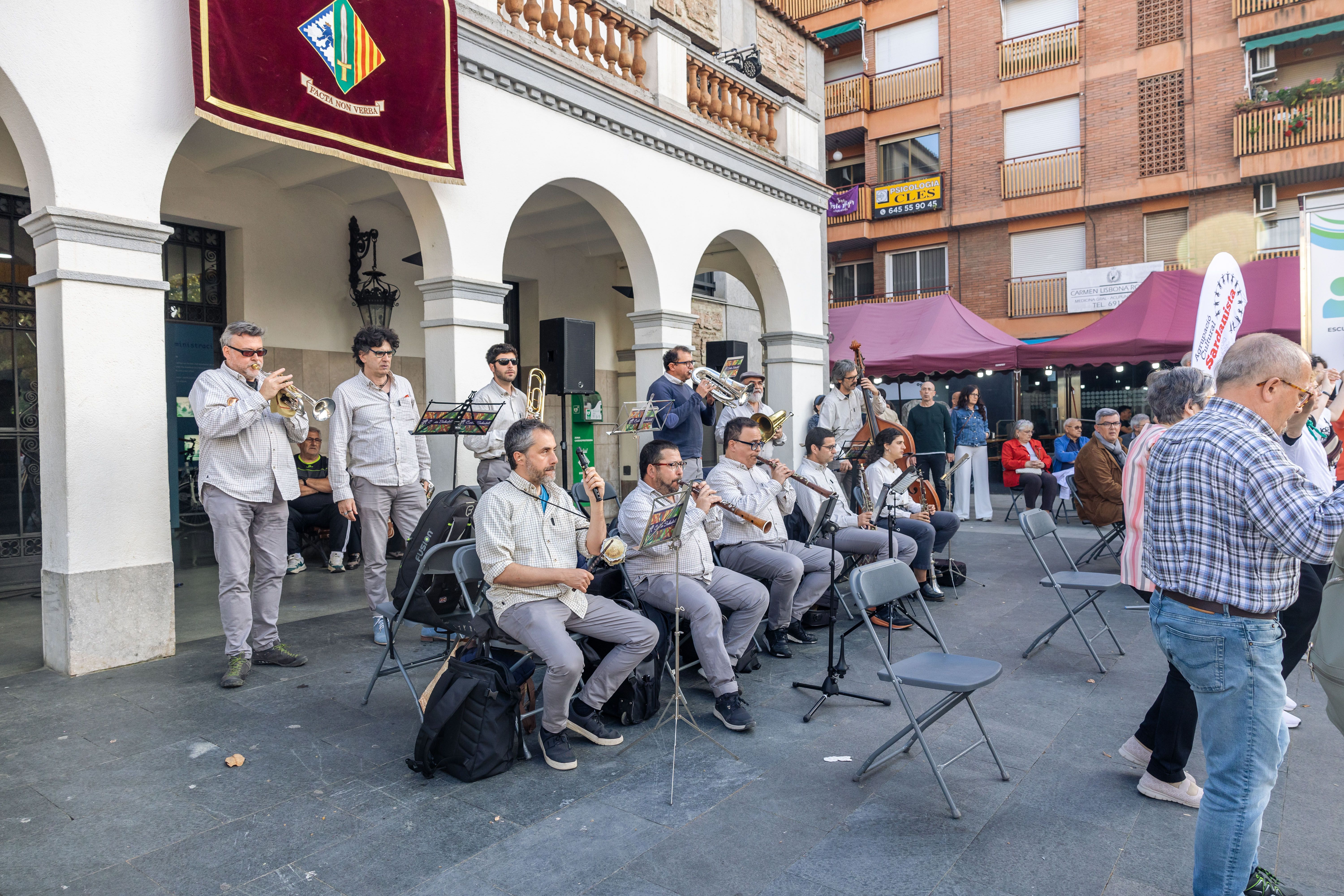 Rotllanes a la ballada de sardanes amb la Cobla Sabadell. Foto: Arnau Padilla.