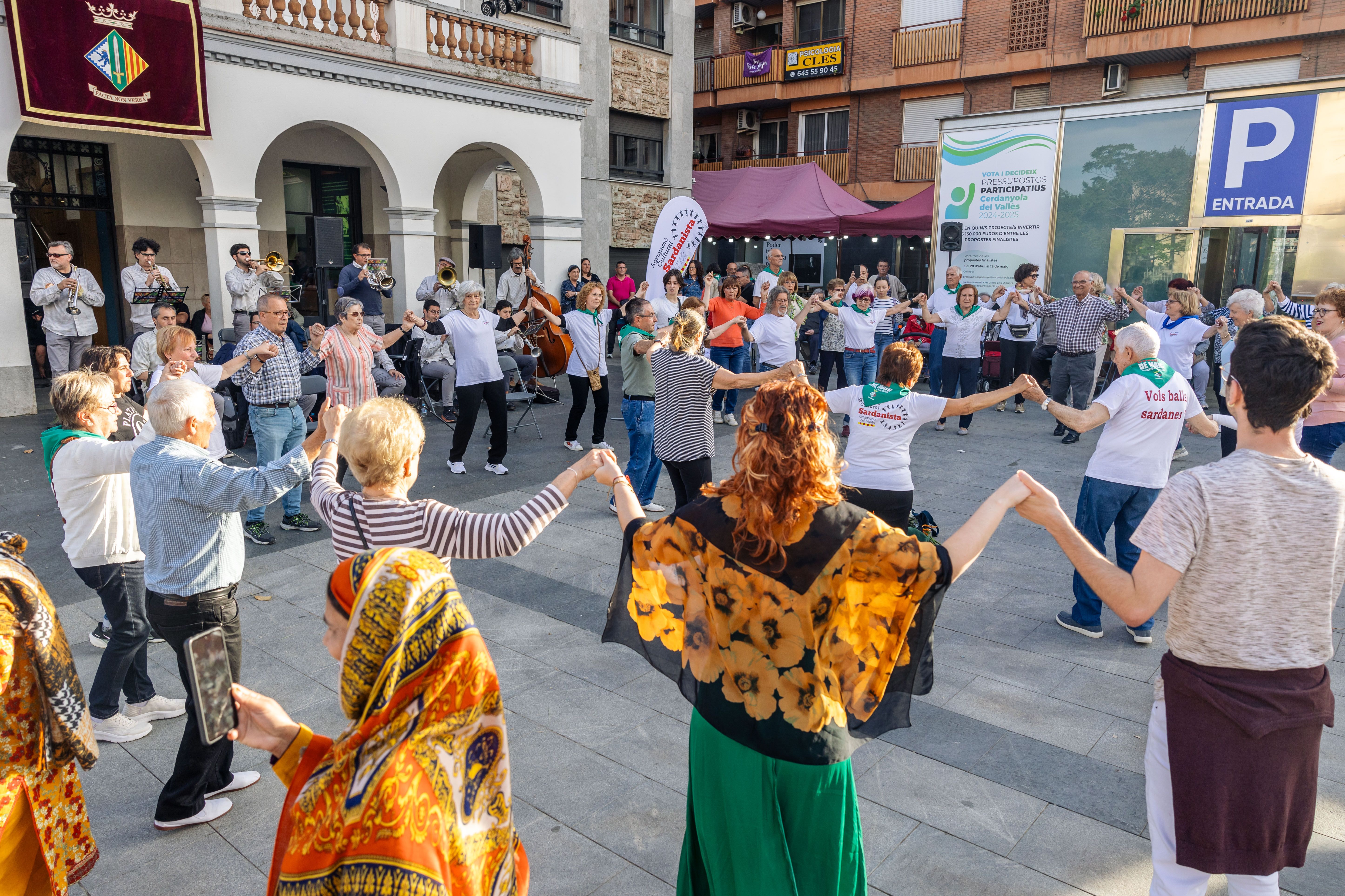 Rotllanes a la ballada de sardanes amb la Cobla Sabadell. Foto: Arnau Padilla.