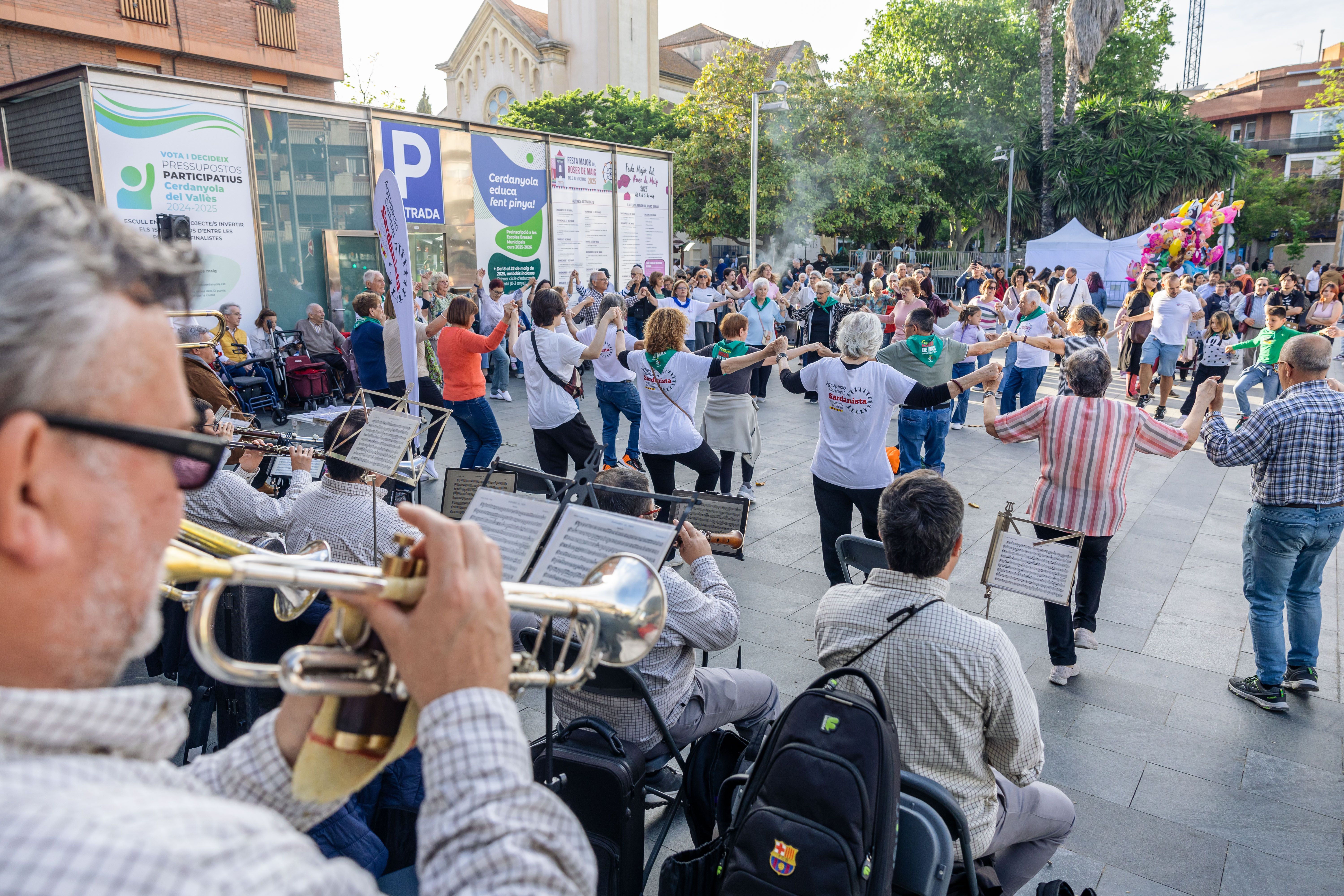 Rotllanes a la ballada de sardanes amb la Cobla Sabadell. Foto: Arnau Padilla.