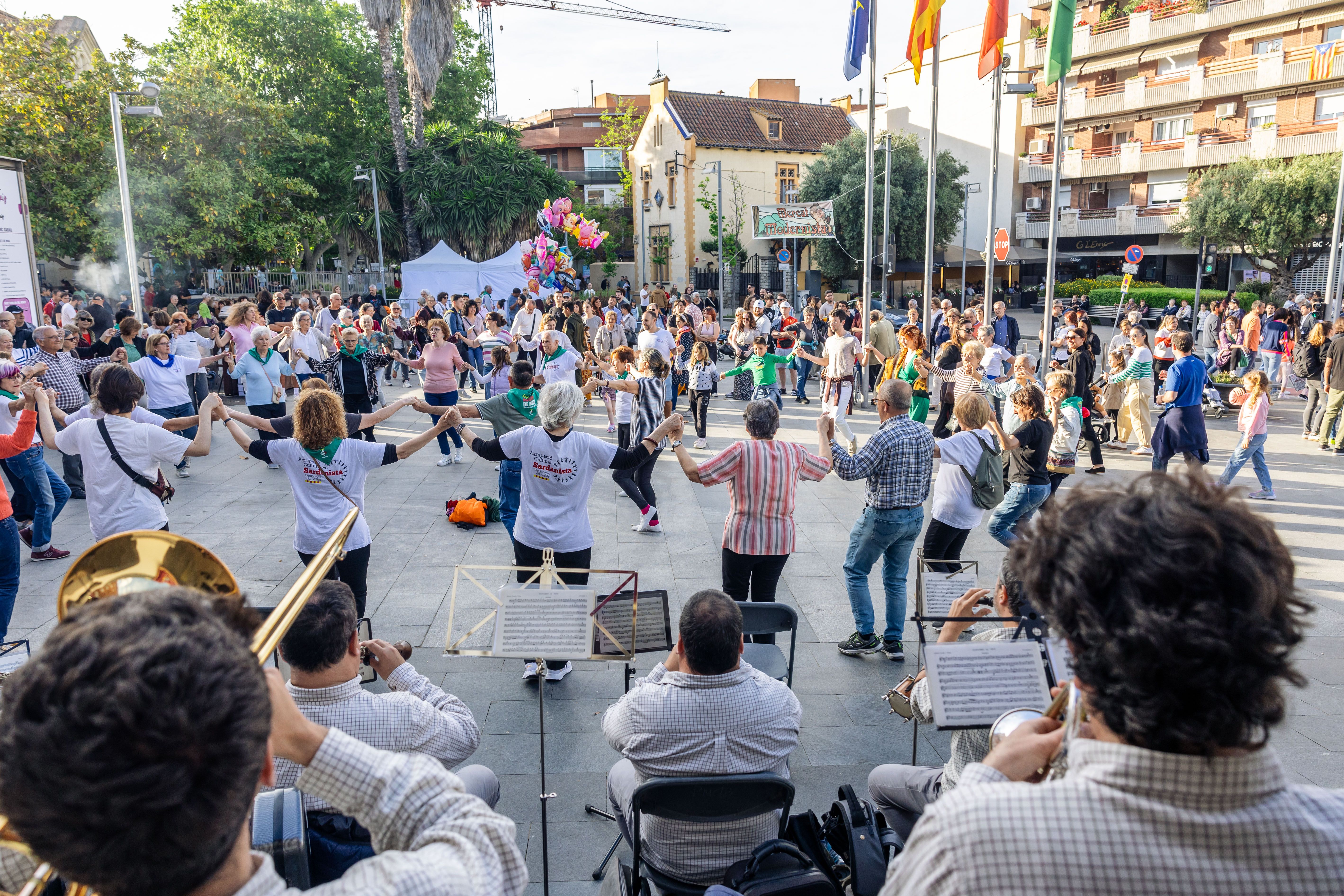 Rotllanes a la ballada de sardanes amb la Cobla Sabadell. Foto: Arnau Padilla.