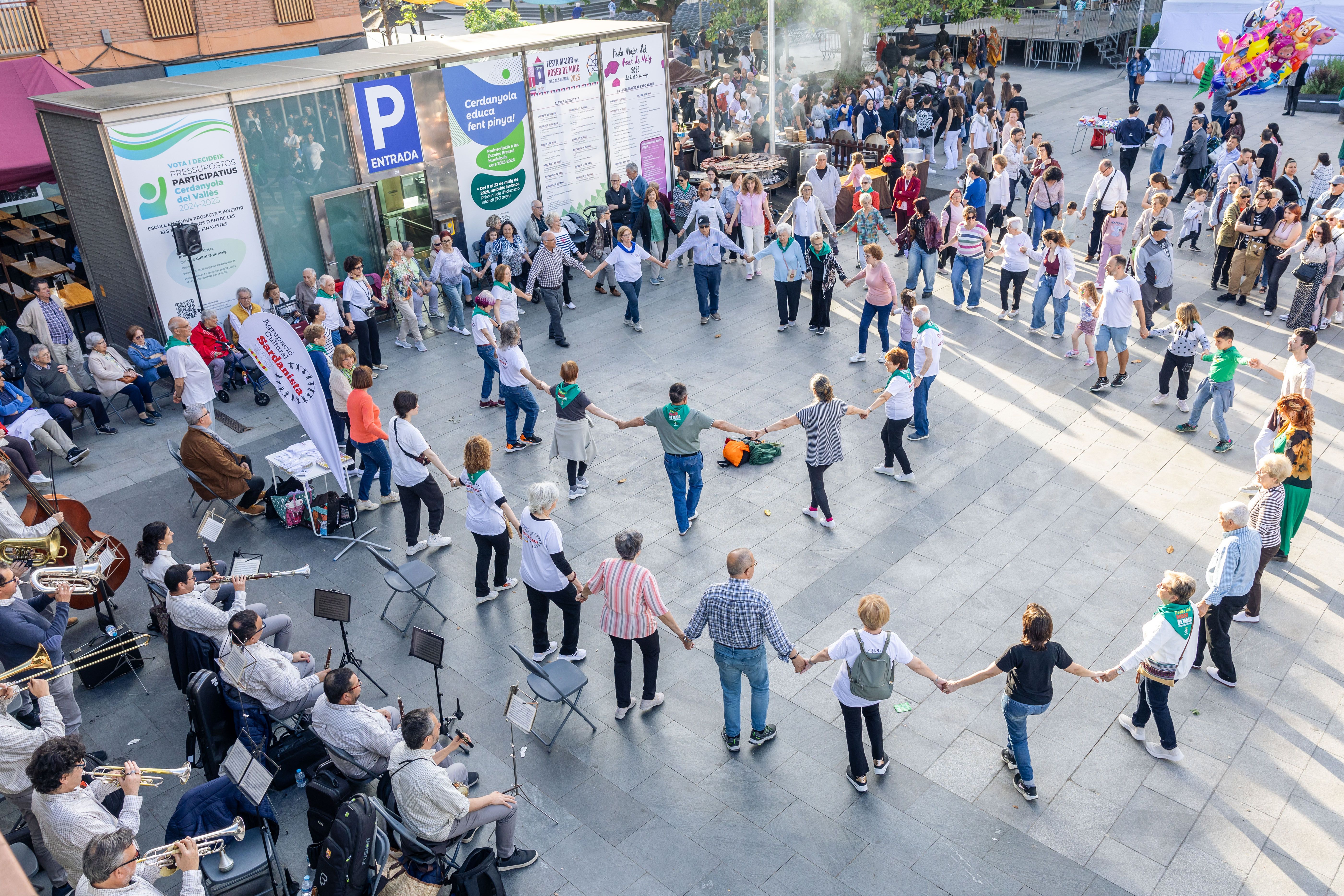 Rotllanes a la ballada de sardanes amb la Cobla Sabadell. Foto: Arnau Padilla.