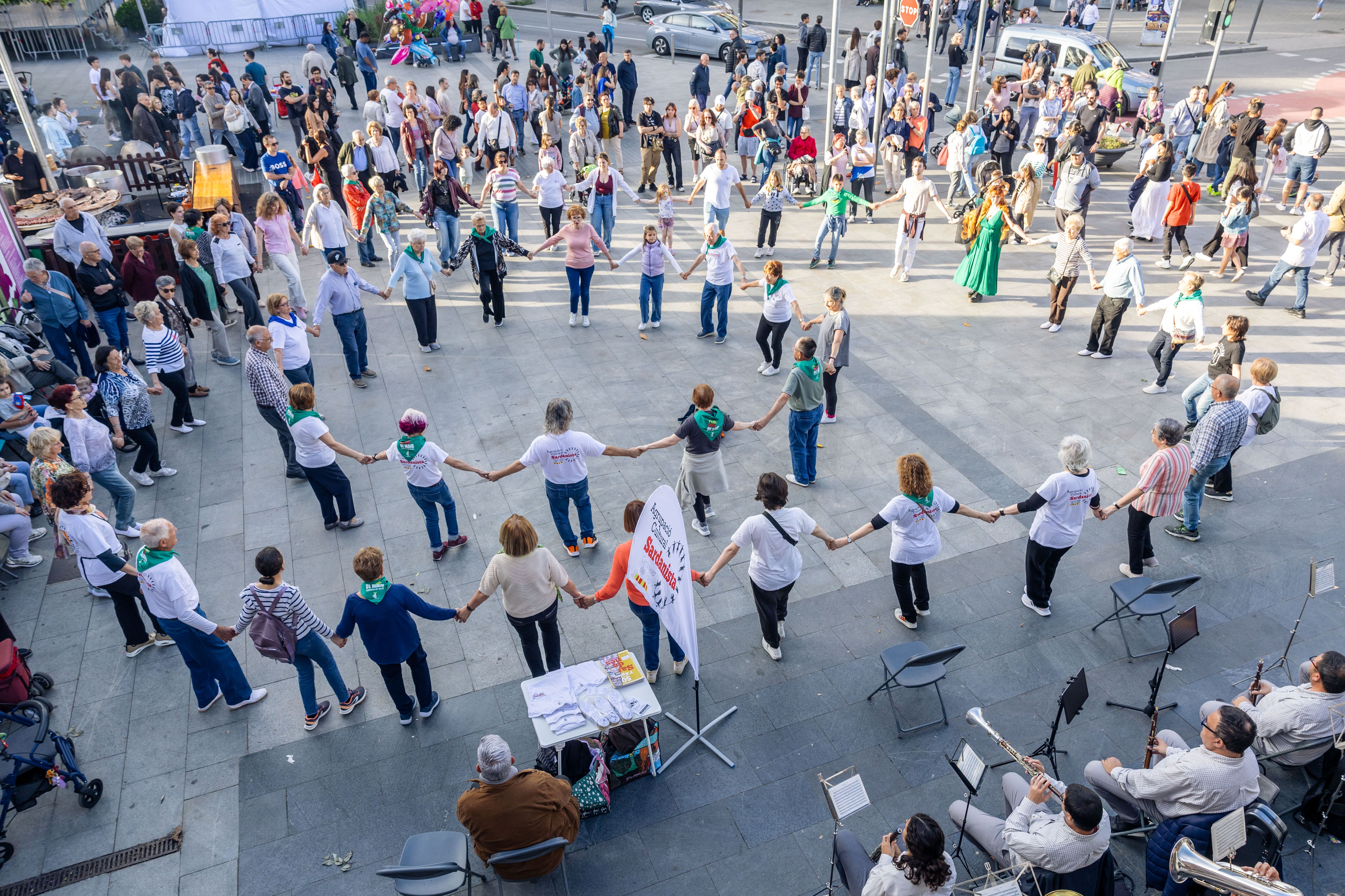 Rotllanes a la ballada de sardanes amb la Cobla Sabadell. Foto: Arnau Padilla.
