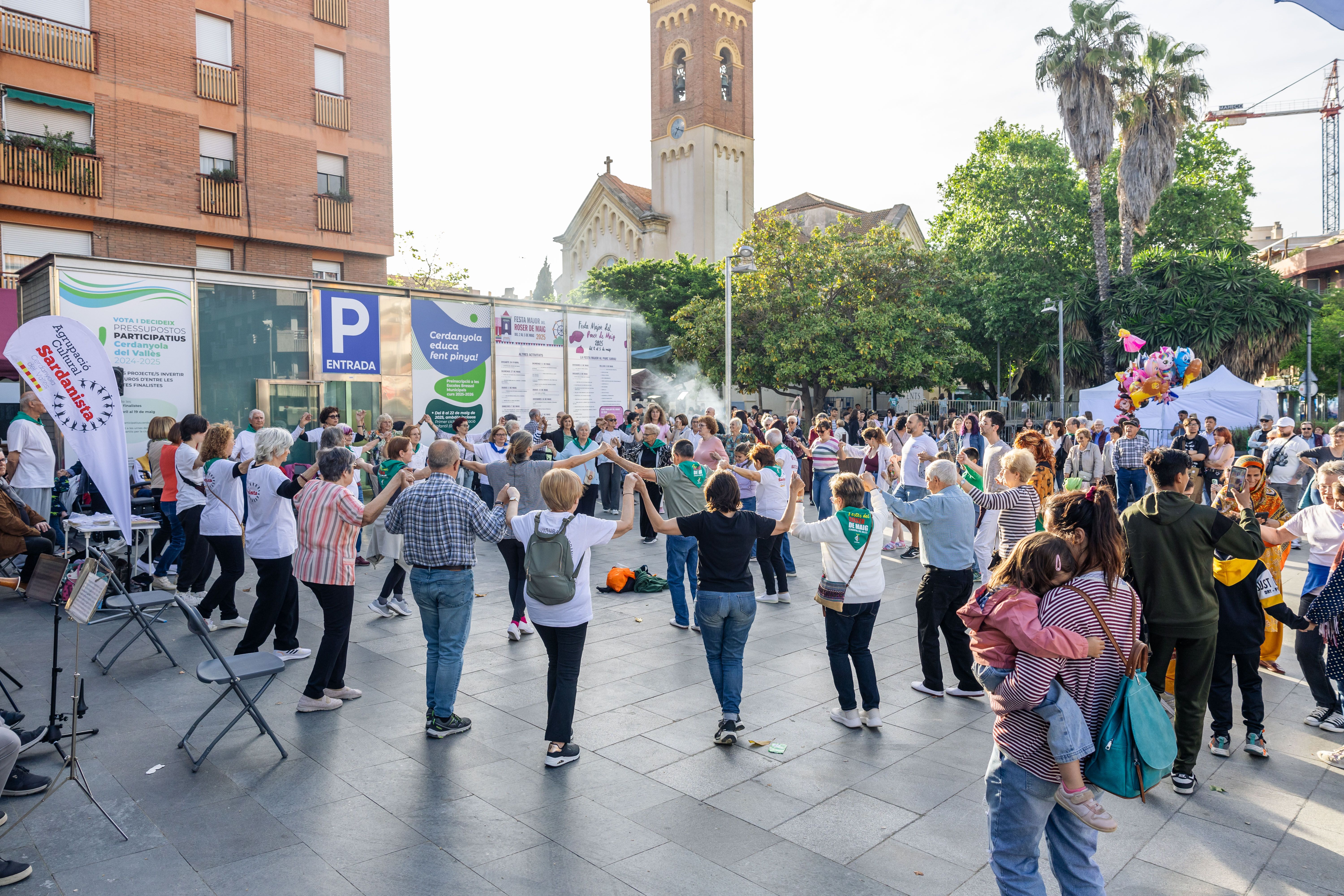 Rotllanes a la ballada de sardanes amb la Cobla Sabadell. Foto: Arnau Padilla.