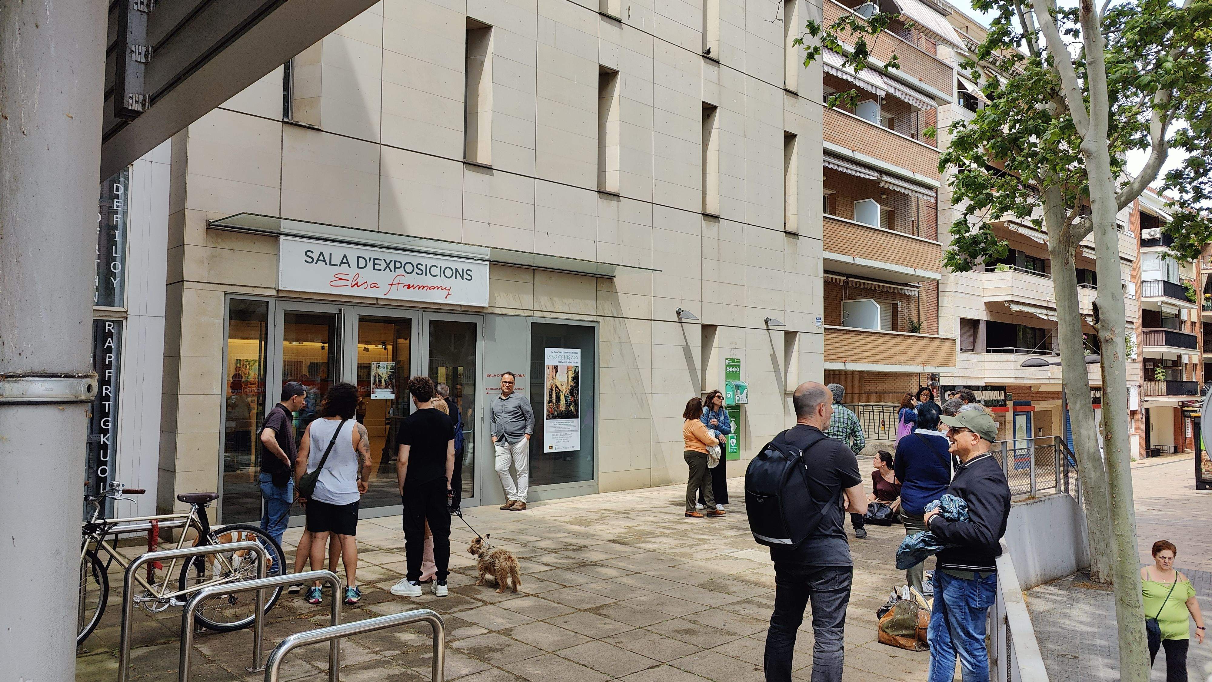 Participants en el concurs esperen el veredicte del jurat, ahir, diumenge, a la Sala Elisa Arimany. 