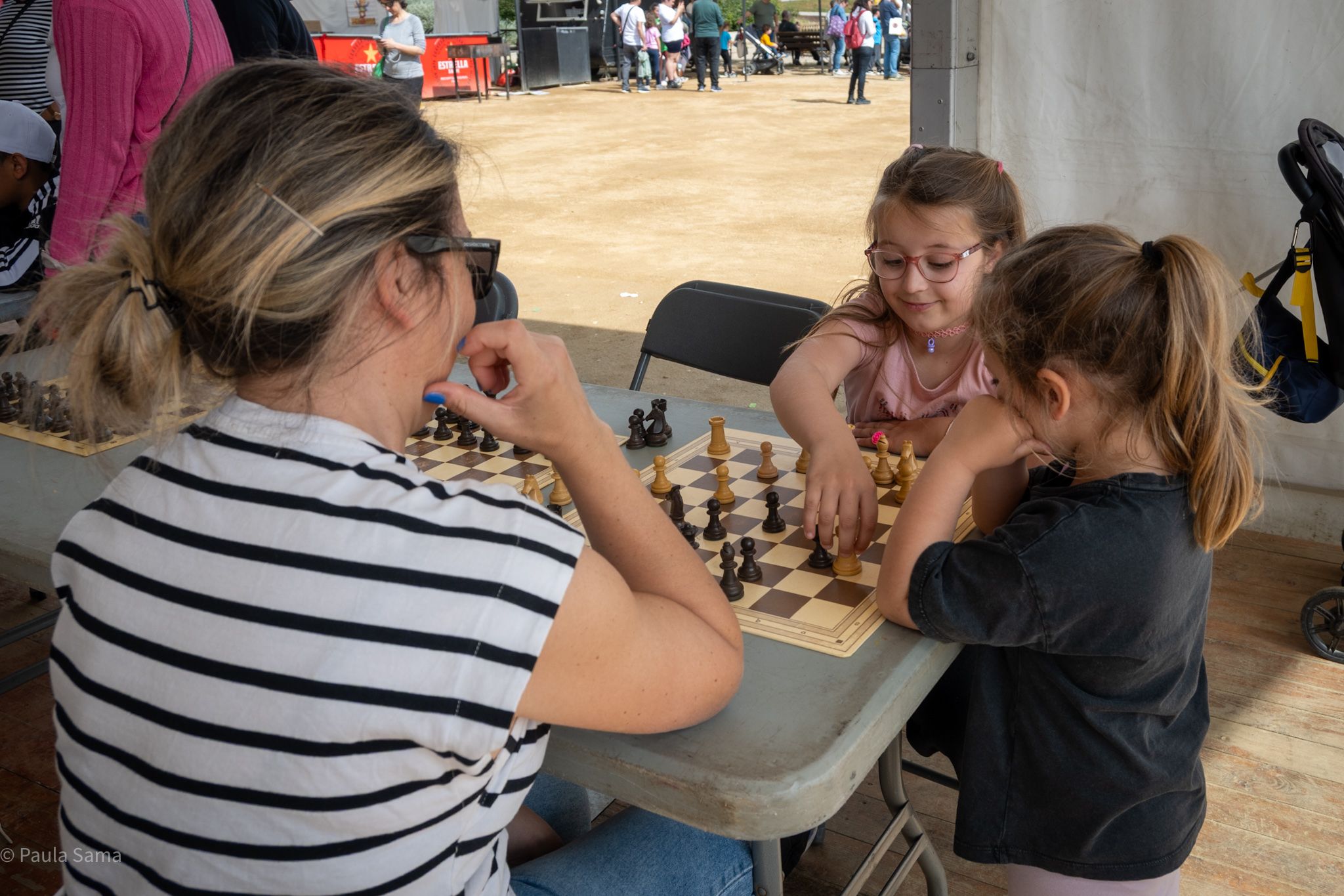 Un dels moments més emotius d'aquest matí s’ha viscut al torneig intergeneracional d’escacs. FOTO: Paula Sama