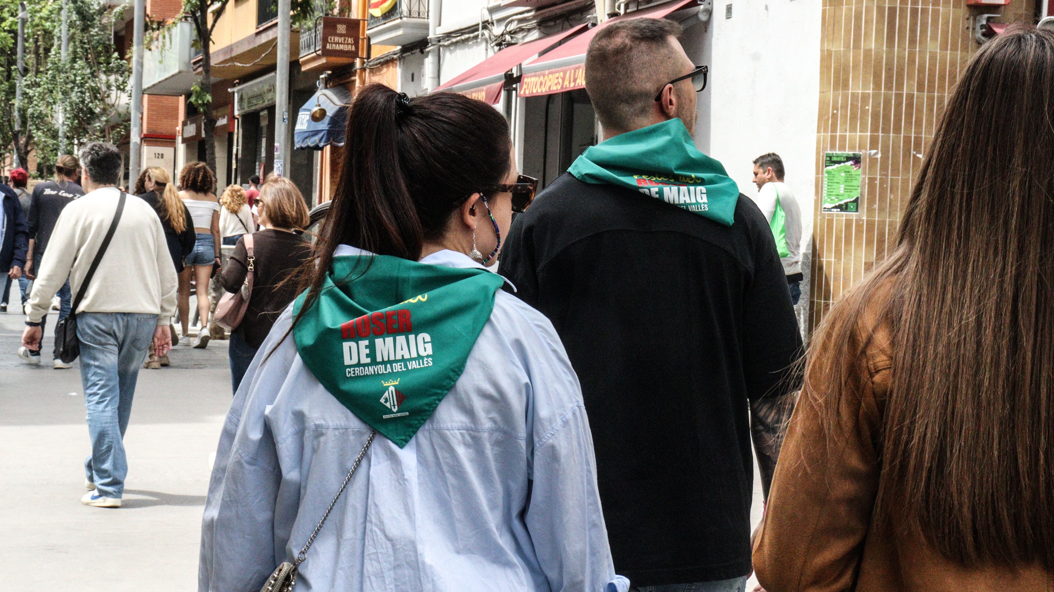 Amb el mocador de la Festa Major del Roser de Maig a tots els actes. FOTO: Marc Mata