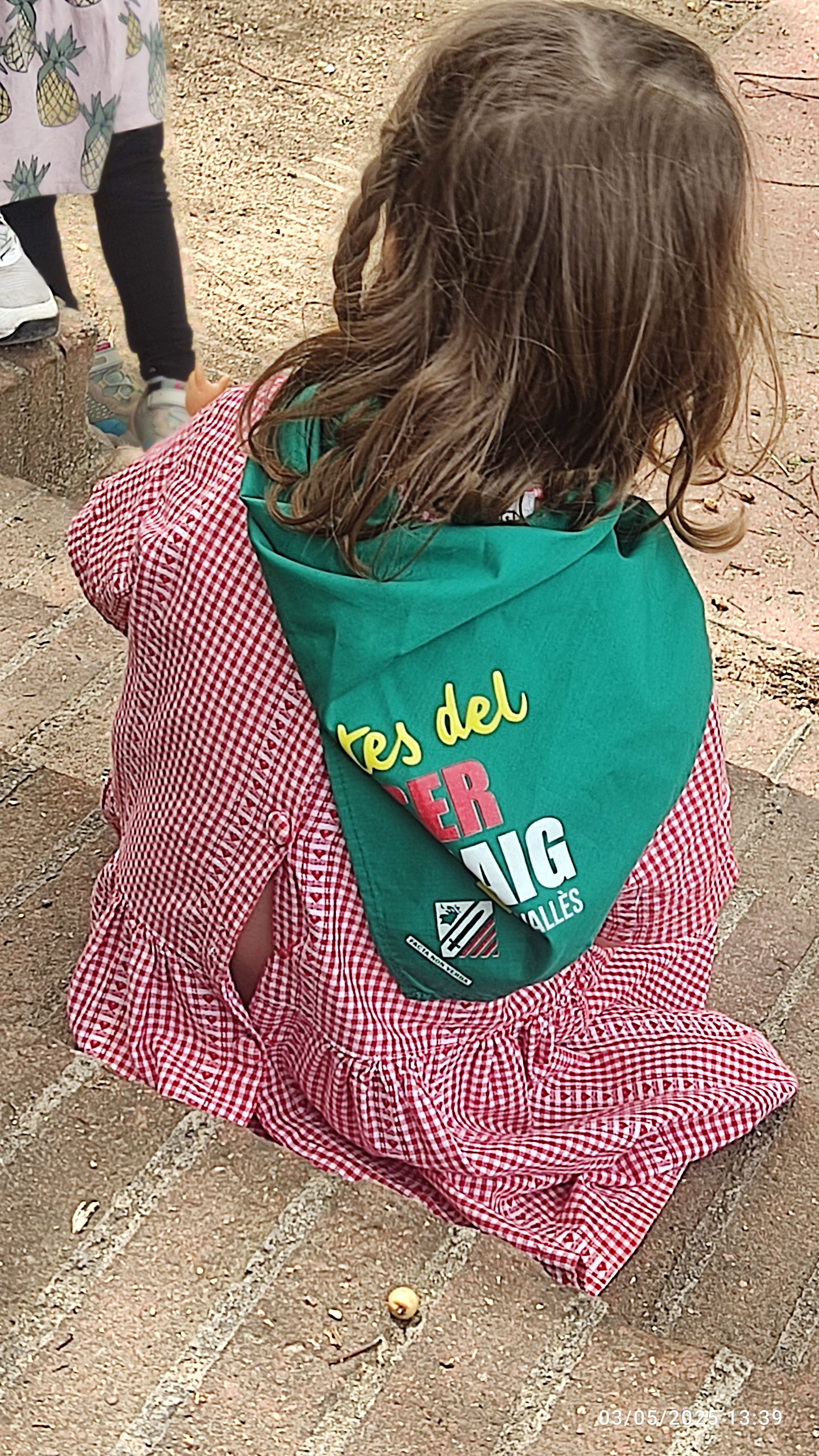 Una nena a les FAC, amb el mocador oficial. Les alternatives tenen el seu propi símbol des de fa dos anys. FOTO: Lola Morral.
