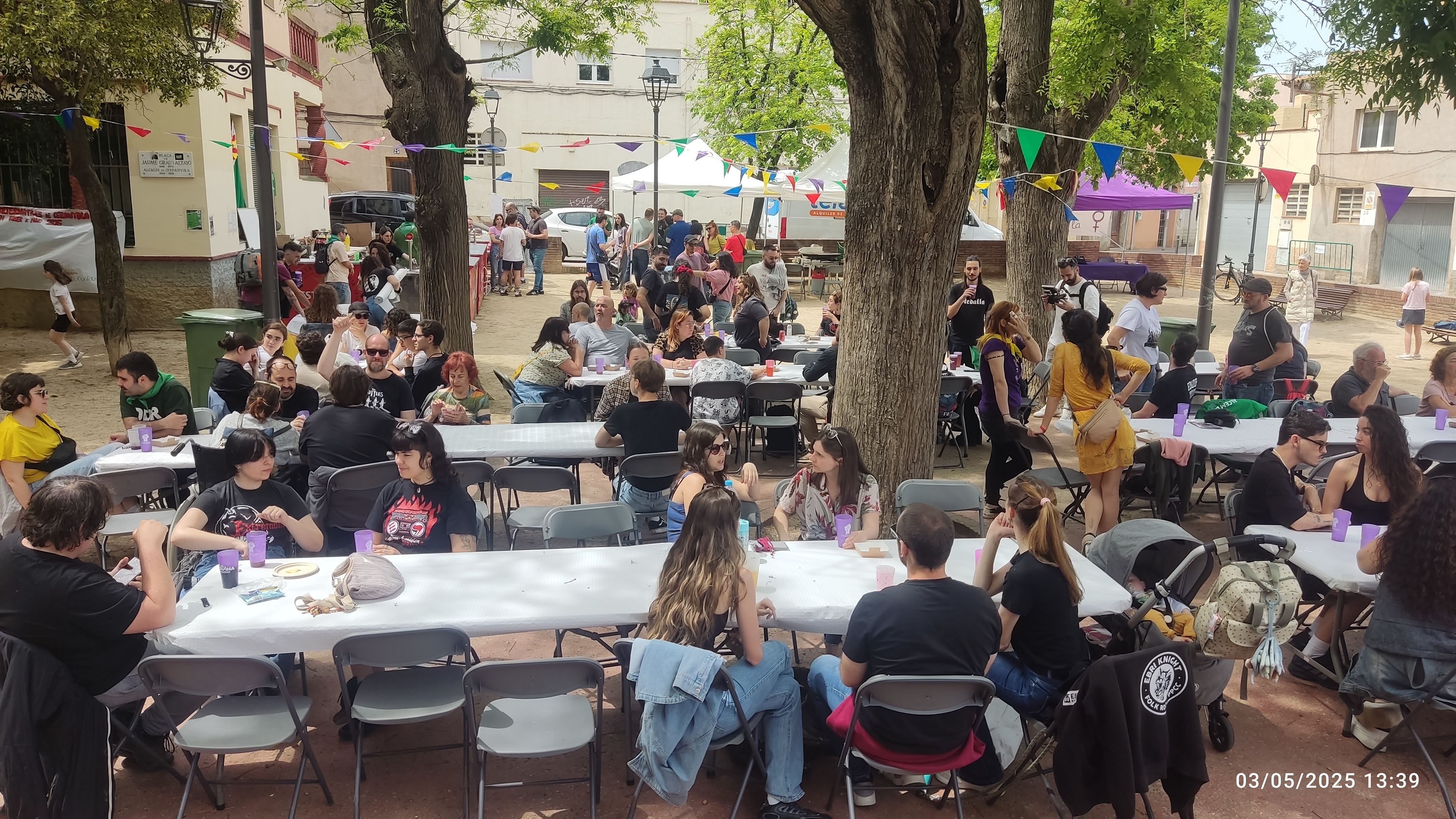 Paellada popular a les FAC, a la plaça de la Música.  FOTO: Lola Morral