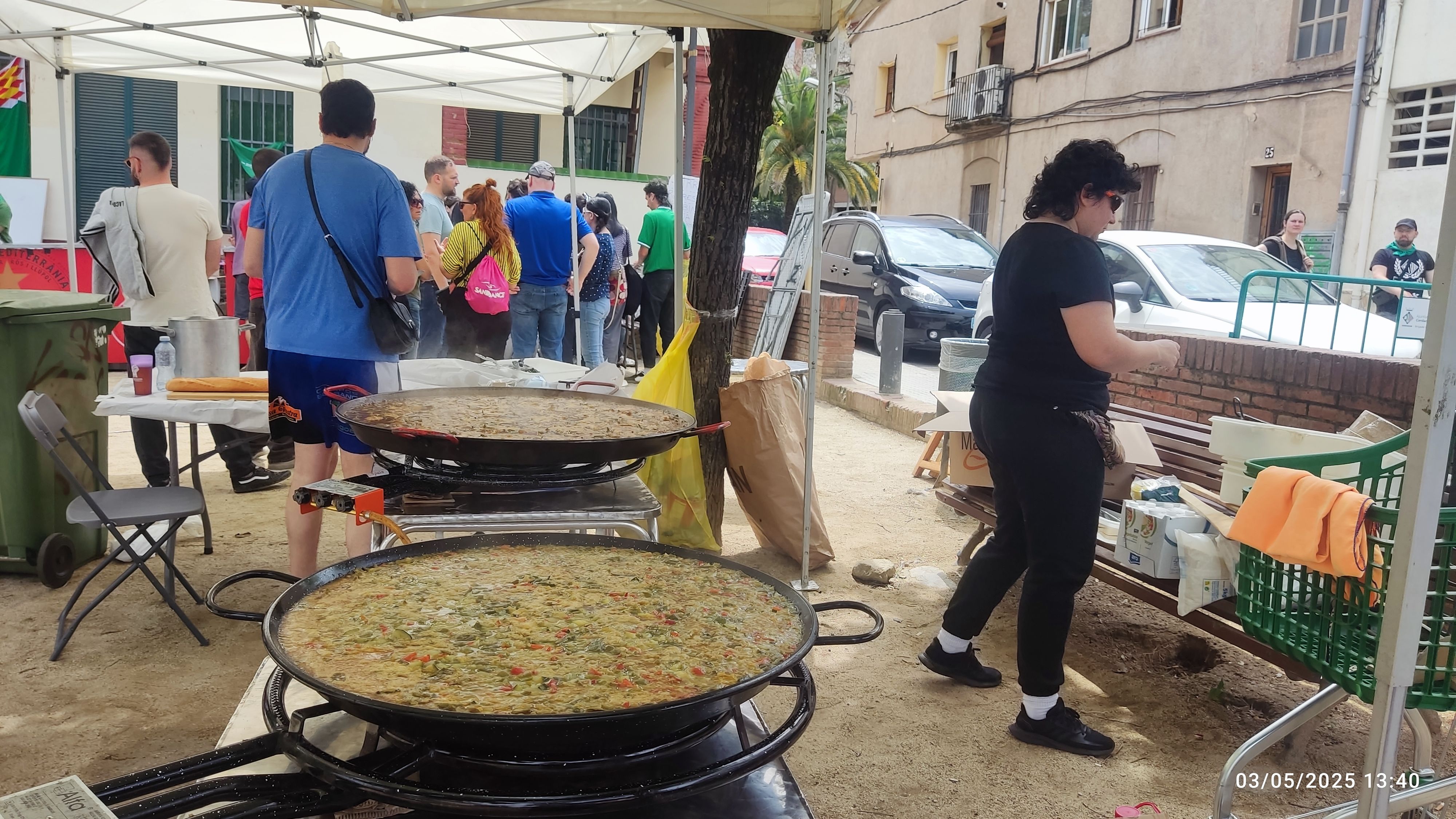 Paellada popular a les FAC, a la plaça de la Música.  FOTO: Lola Morral
