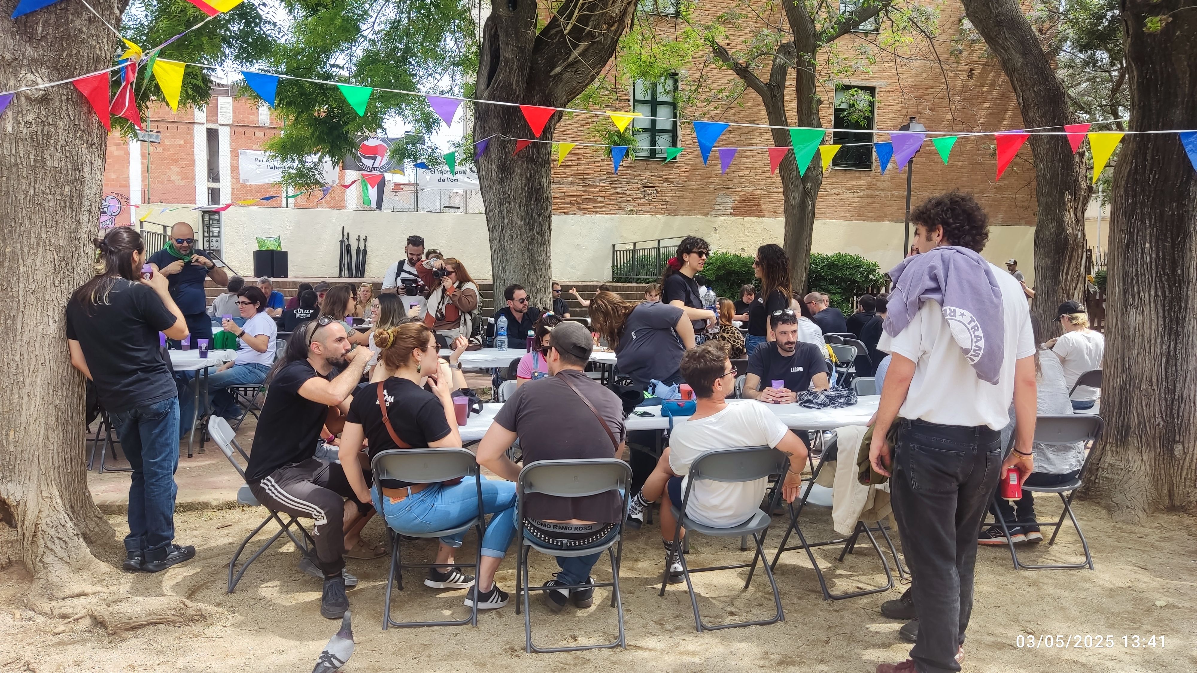 Paellada popular a les FAC, a la plaça de la Música.  FOTO: Lola Morral