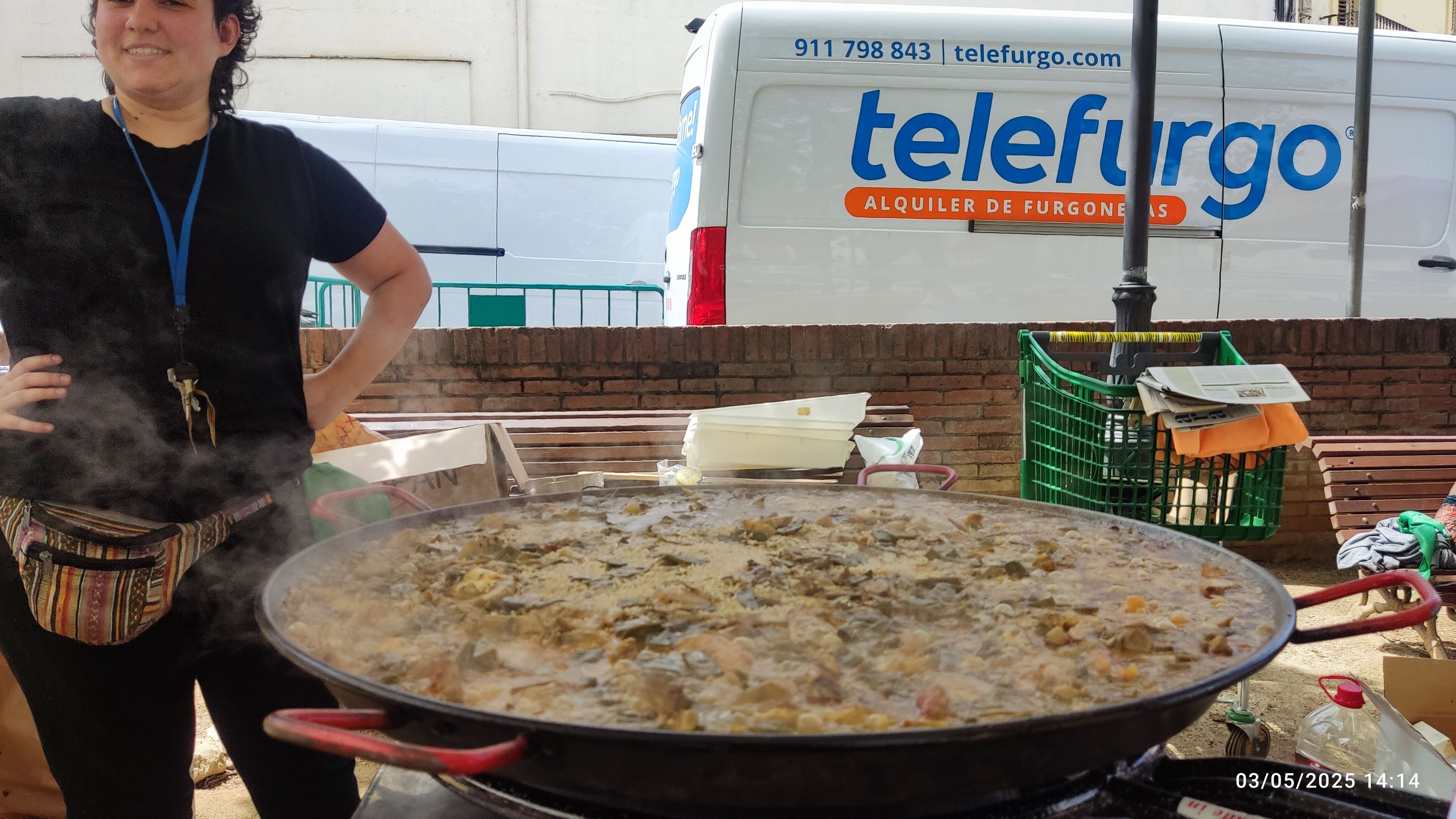 Paellada popular a les FAC, a la plaça de la Música.  FOTO: Judit Josa