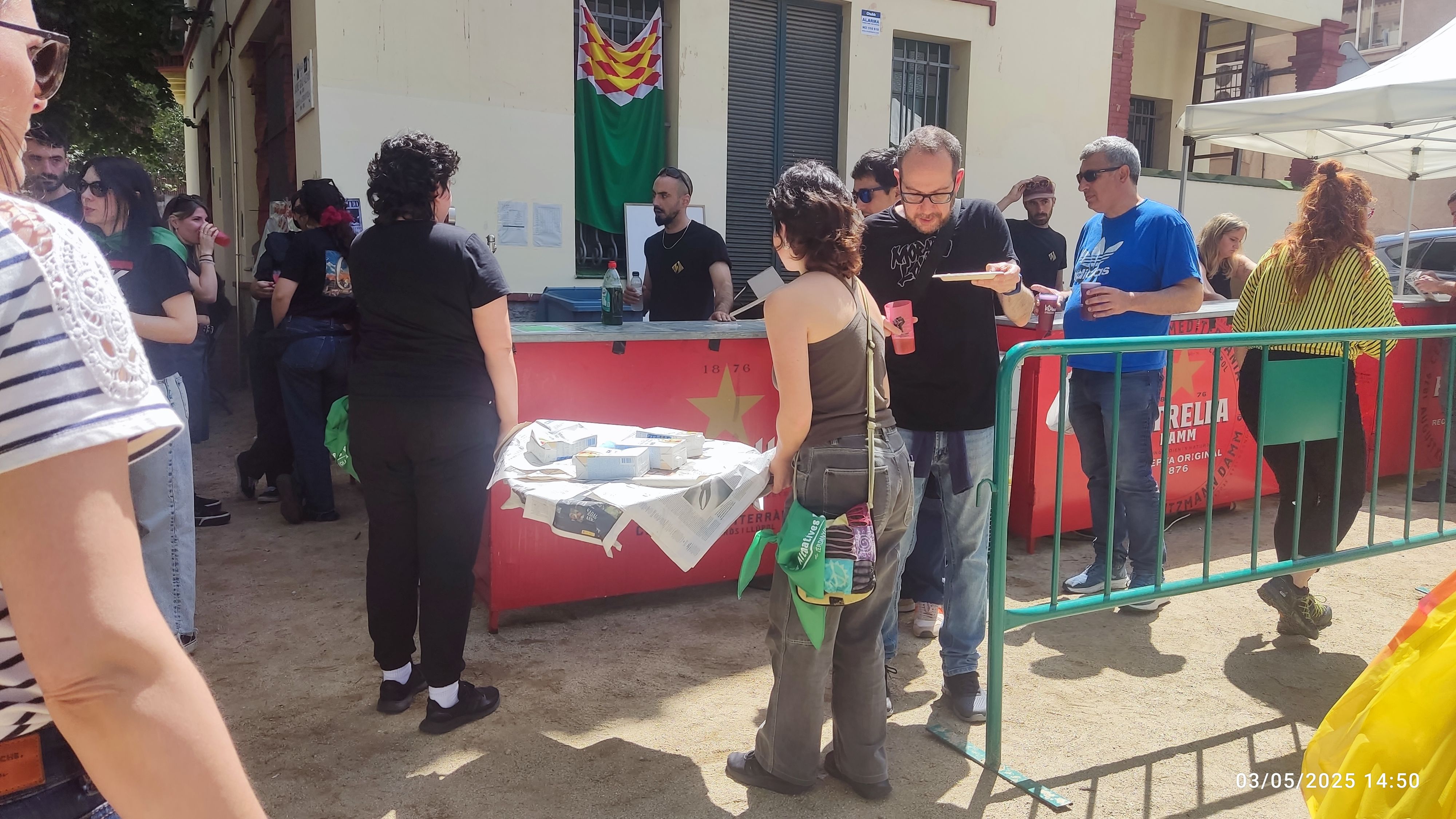 Paellada popular a les FAC, a la plaça de la Música.  FOTO: Lola Morral
