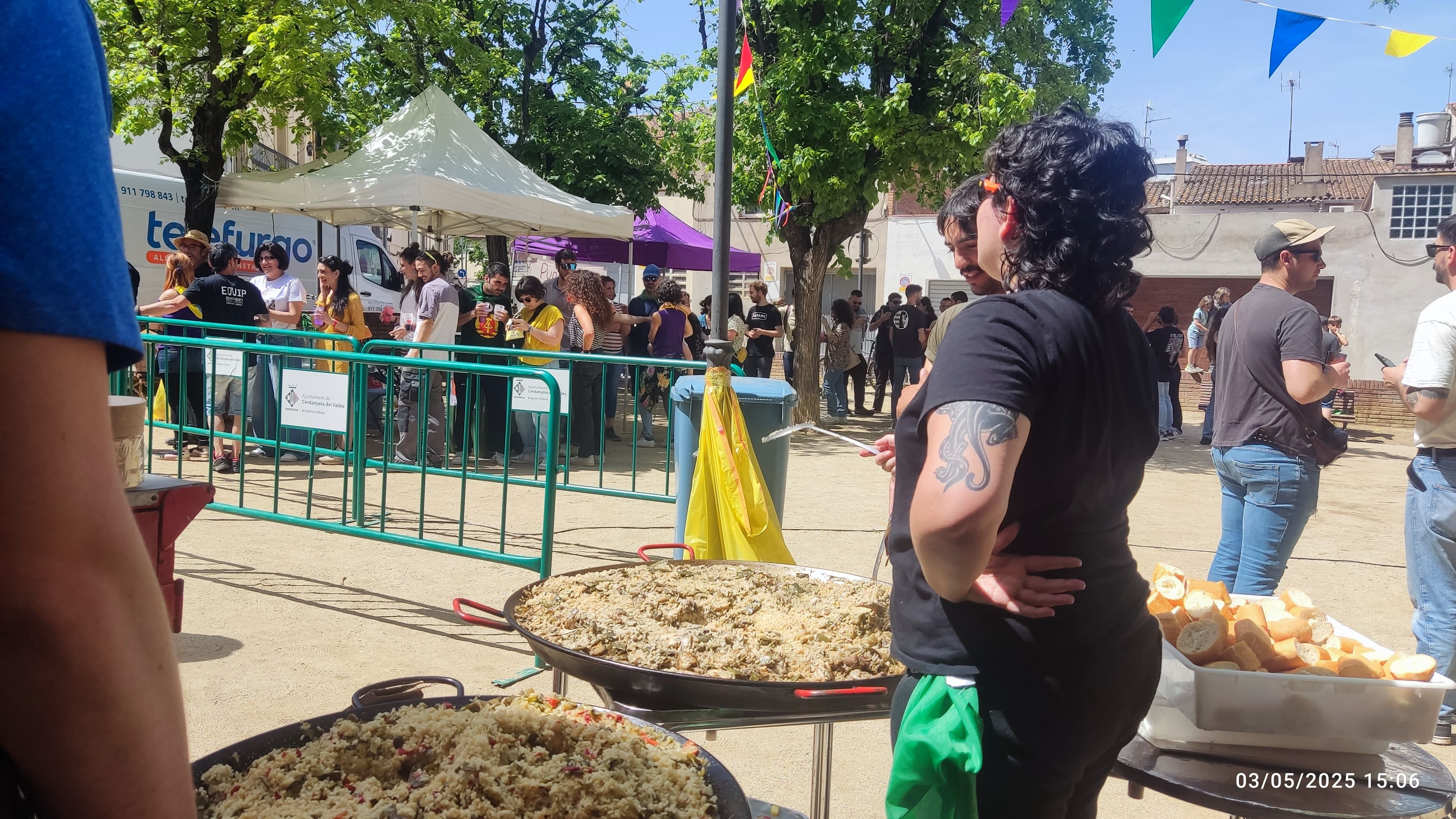 Paellada popular a les FAC, a la plaça de la Música.  FOTO: Judit Josa
