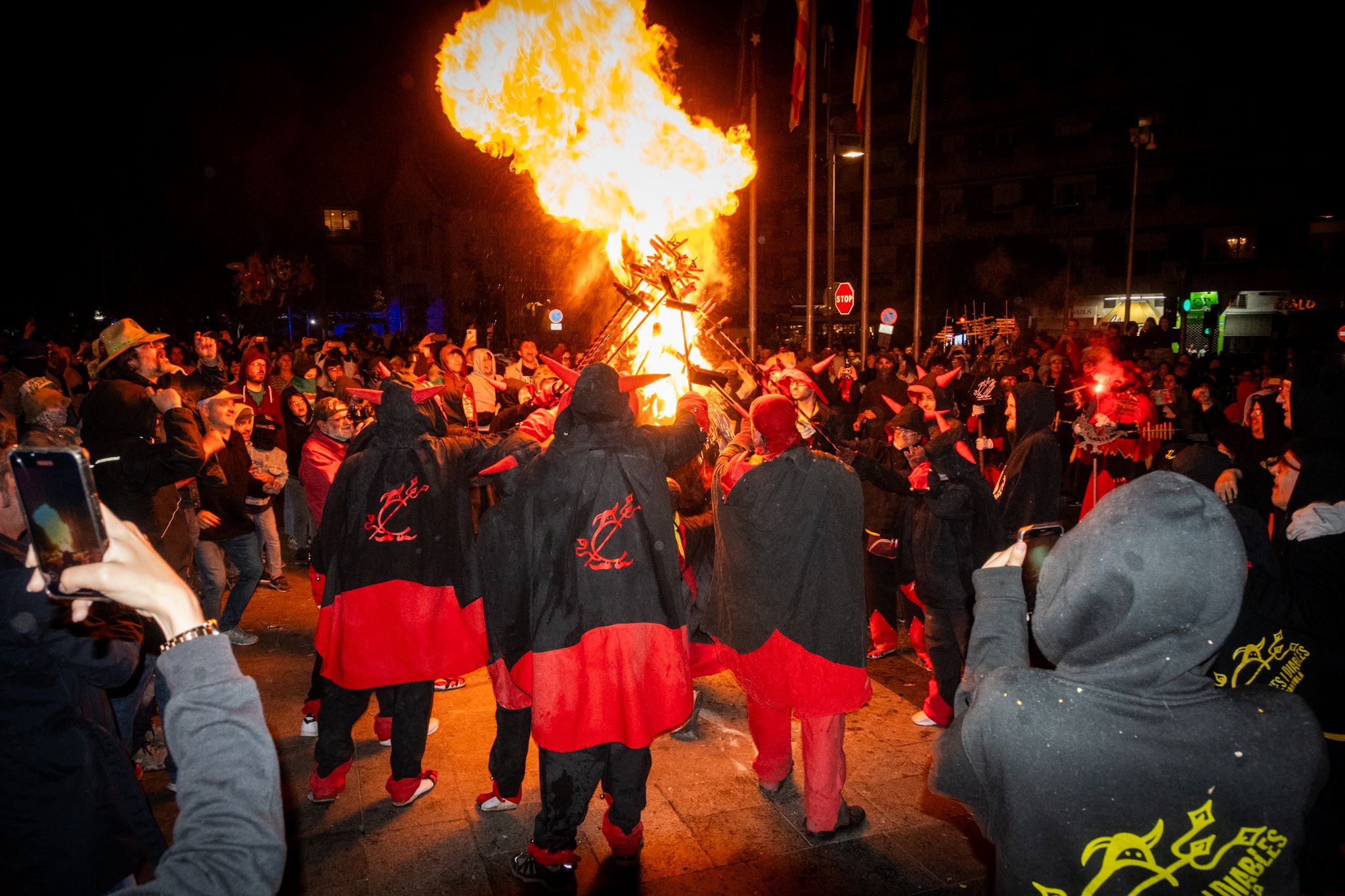 Les Fures tornen a ocupar el balcó amb el seu contrapregó: humor, sàtira i molta complicitat amb el poble. FOTO: Paula Sama